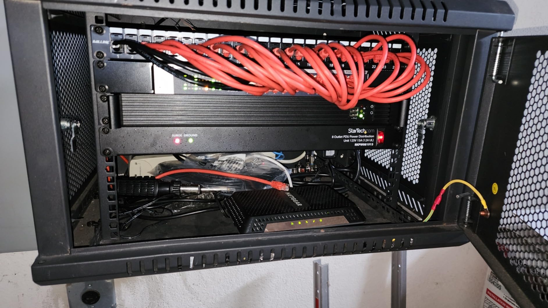 StarTech.com 8 Outlet Horizontal 1U Rack Mount PDU Power Strip for Network Server Racks - Surge Protection - 120V/15A - w/ 6ft Power Cord (RKPW081915) customer photo 2