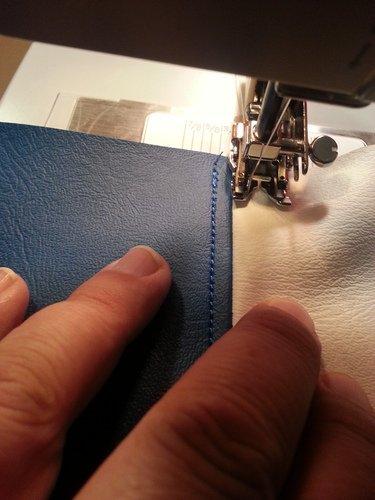 SINGER 4423 Heavy Duty Sewing Machine, 23 Stitches, 97 Applications, 50% More Power for Denim and Canvas, 1100 Stitches/Min, Metal Frame, 1-Step Buttonhole customer photo 2