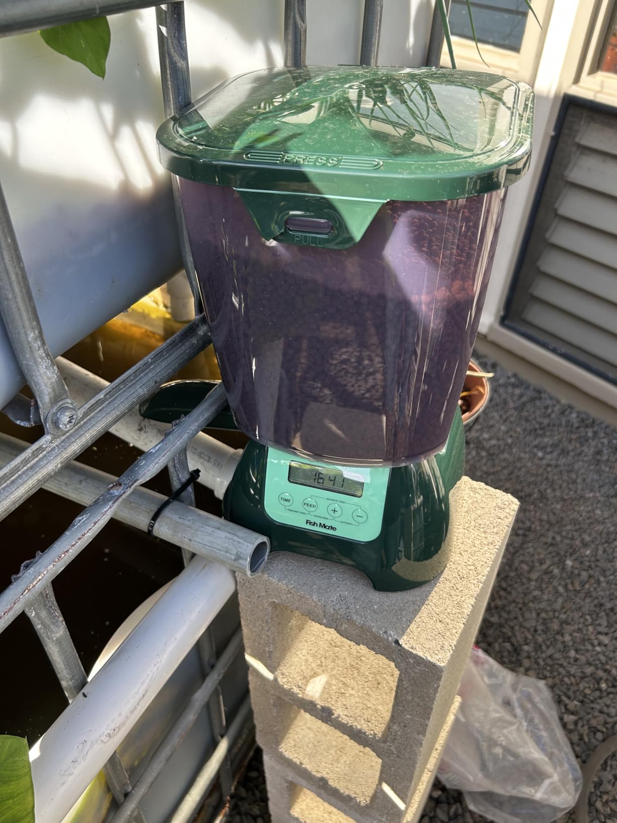 Fish Mate P7000 Automatic Pond Fish Feeder, 7 Litre Capacity customer photo 2