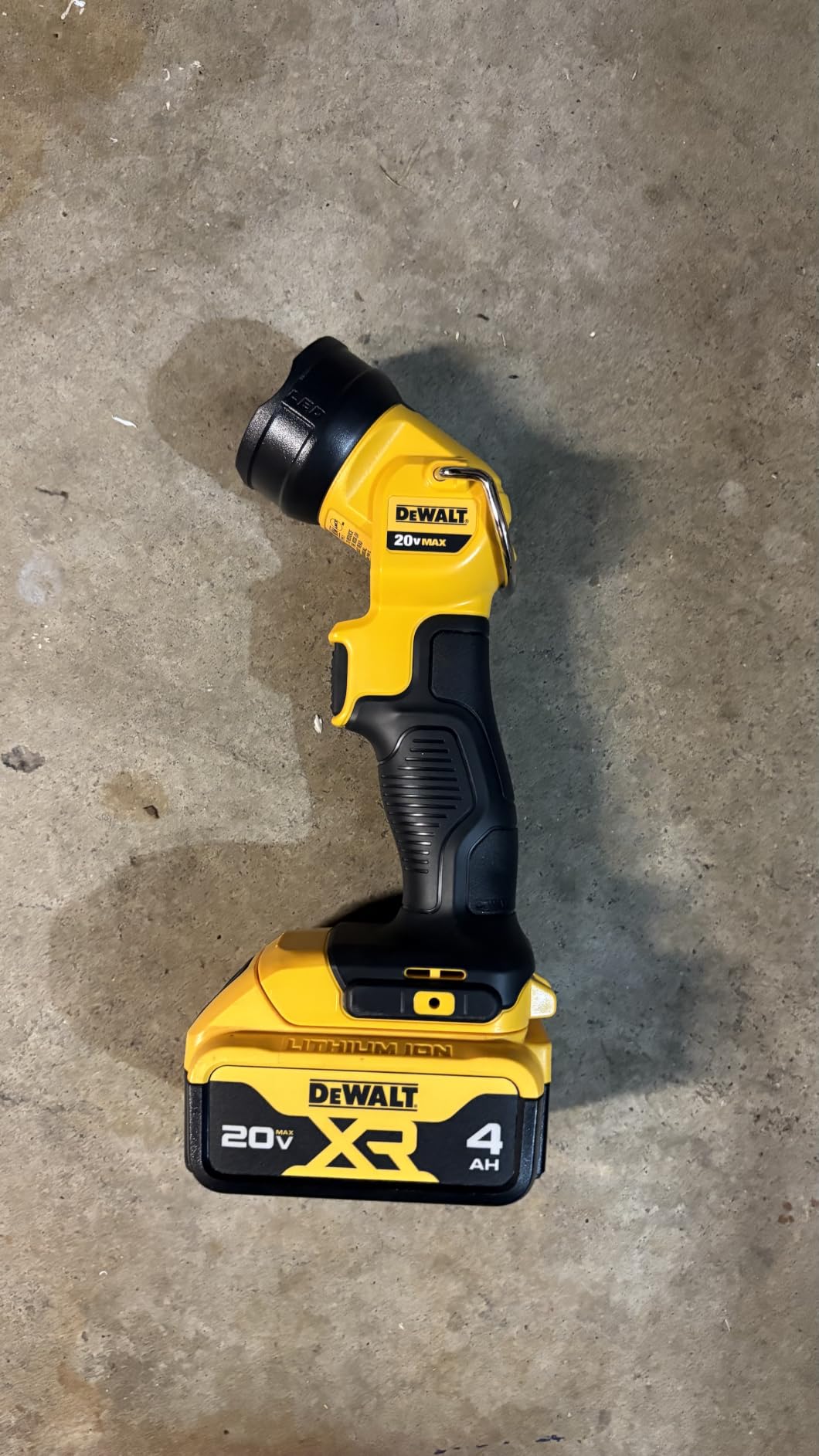 DEWALT 20V MAX* LED Work Light/Flashlight (DCL040) customer photo 1