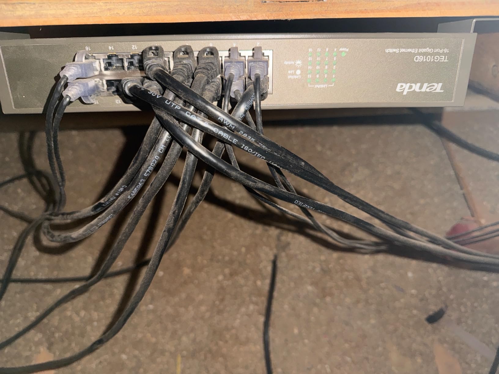 Tenda 16 Port Gigabit Ethernet Switch | Desktop/Rackmount Network Switch | 16*10/100/1000Mbps Shielded Ports | Unmanaged | Plug & Play | Traffic Optimization | Metal | Quiet for SOHO & Home (TEG1016D) customer photo 1