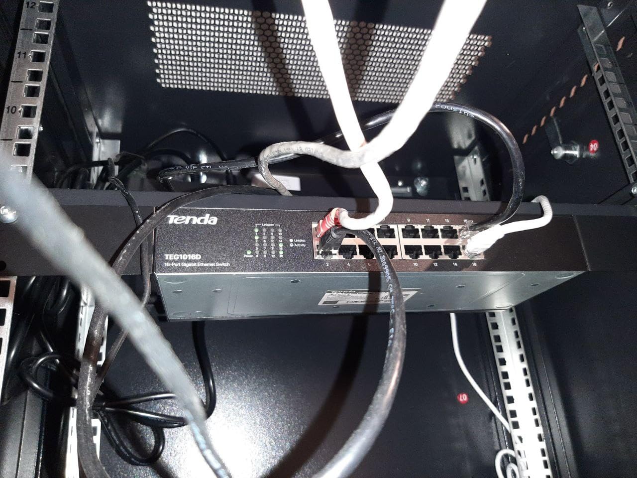 Tenda 16 Port Gigabit Ethernet Switch | Desktop/Rackmount Network Switch | 16*10/100/1000Mbps Shielded Ports | Unmanaged | Plug & Play | Traffic Optimization | Metal | Quiet for SOHO & Home (TEG1016D) customer photo 2