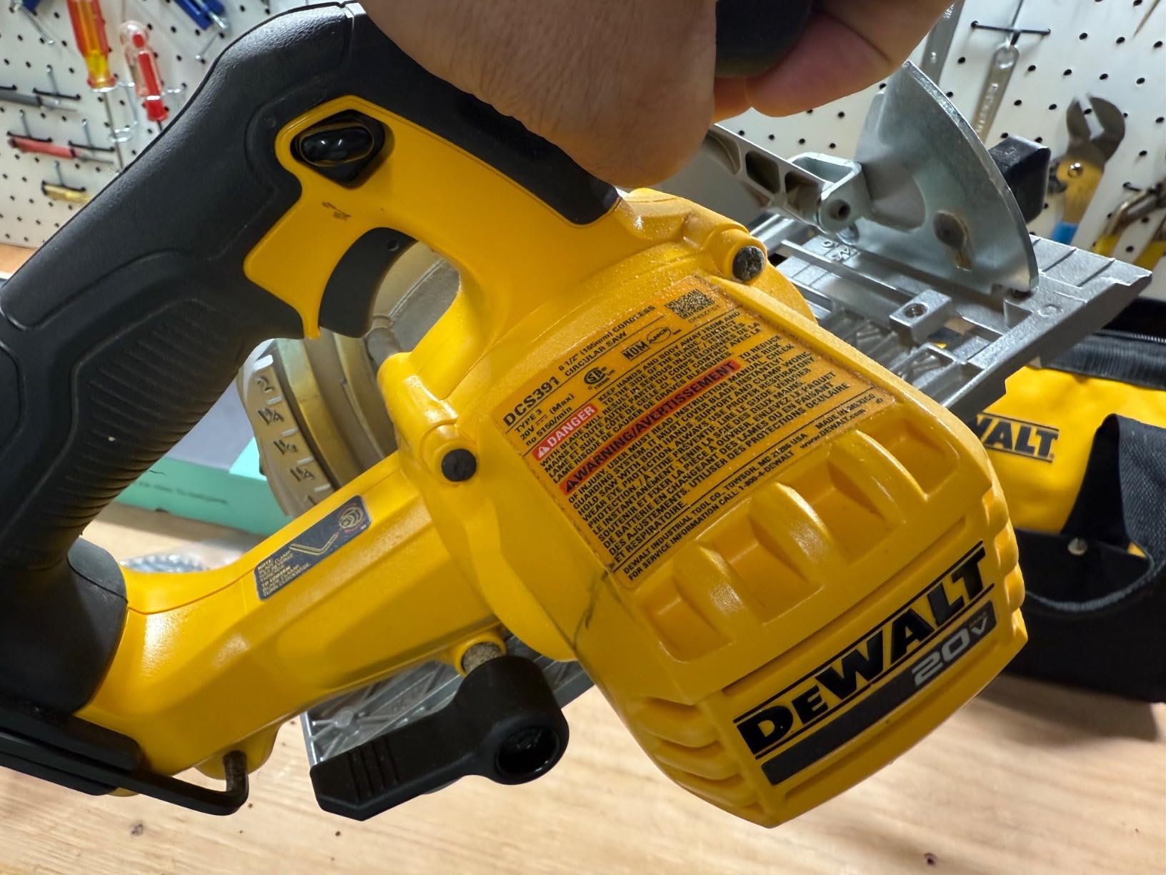 DEWALT 20V MAX Circular Saw, Cordless Sidewinder Style Portable, 6-1/2-Inch Blade, 5150 RPM, 0-50 Degree Bevel Capability, Battery Not Included (DCS391B) customer photo 2