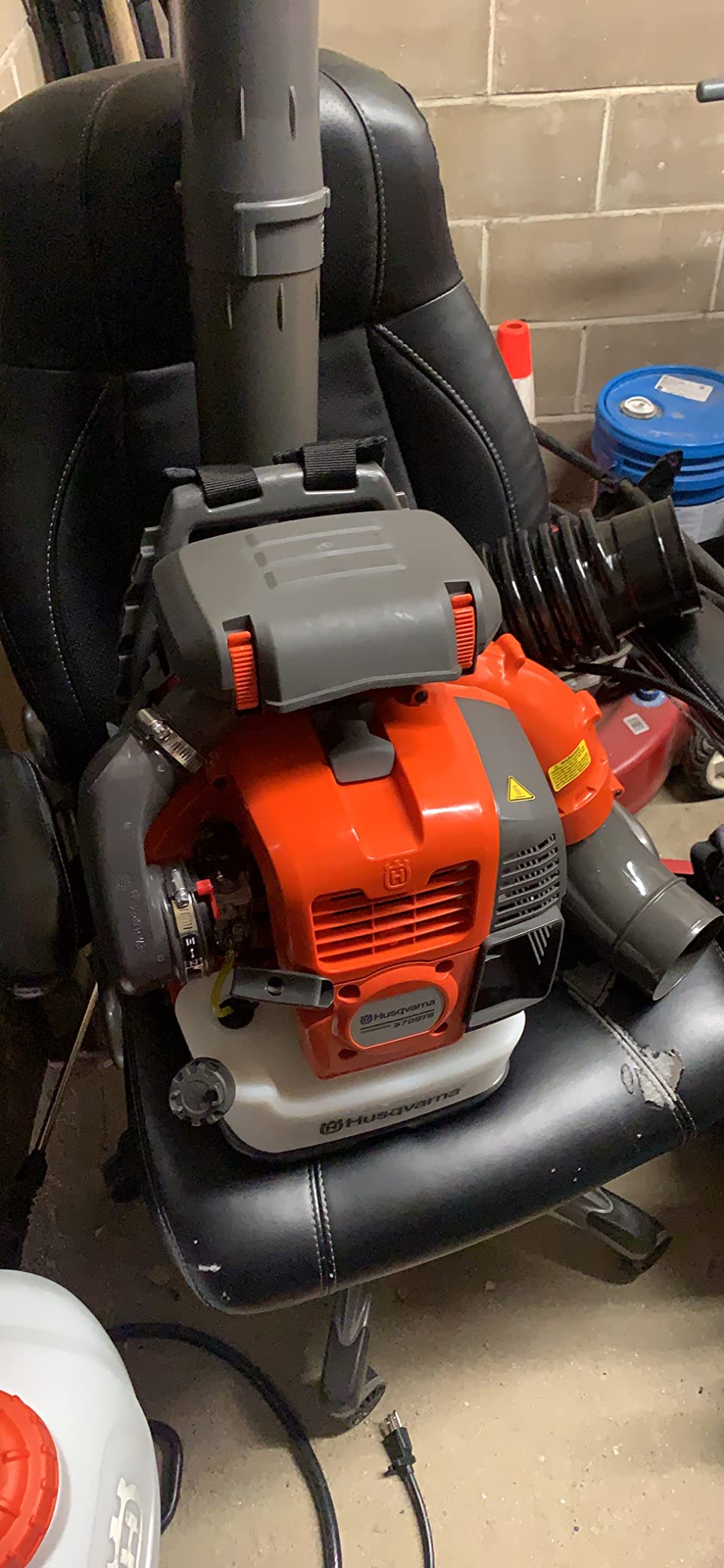 Husqvarna 570BTS Backpack Leaf Blower, Ergonomic Design, Gas Leaf Blower | 66-cc 4-HP 2-cycle gas leaf blower, 972-CFM, 236-MPH, 37-N customer photo 2