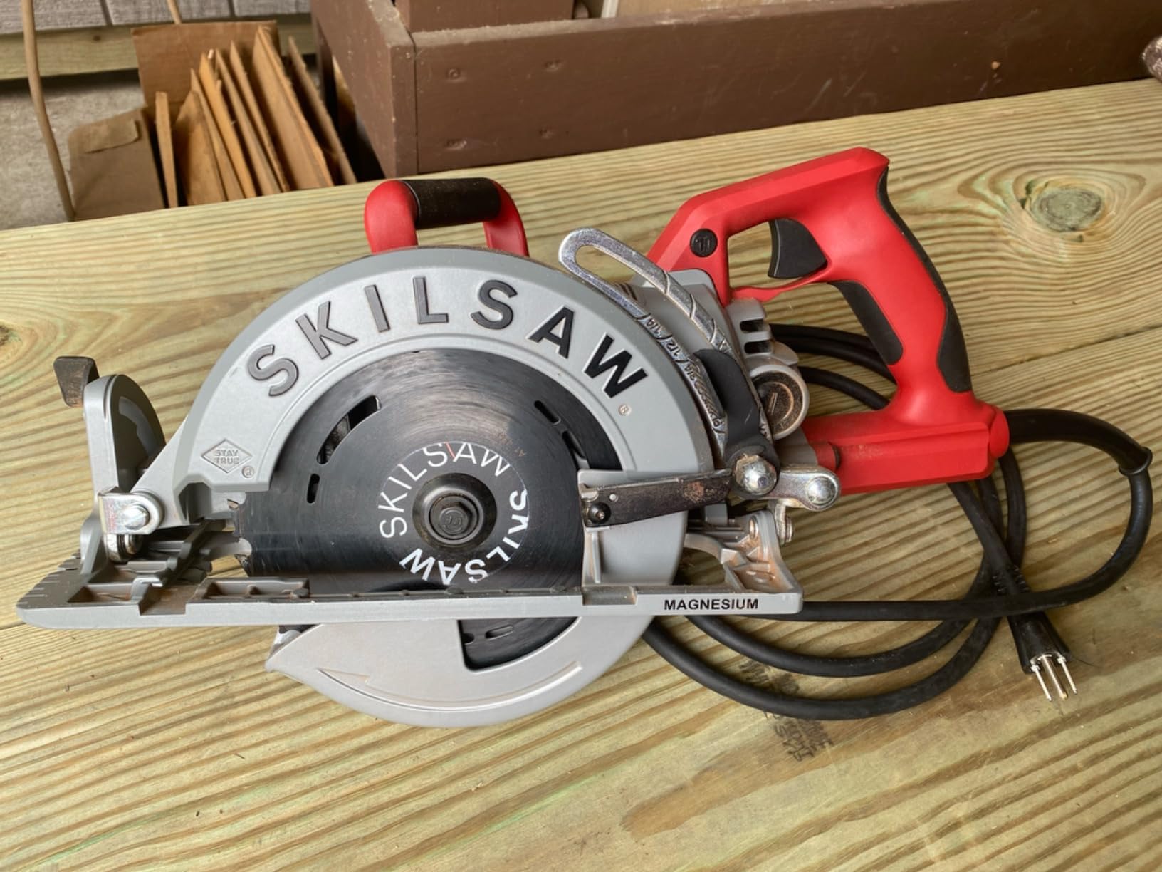 SKILSAW SPT77WML-01 15-Amp 7-1/4-Inch Lightweight Worm Drive Circular Saw, Magnesium, Dual-Field 15a Motor, 53 Degree Bevel customer photo 1