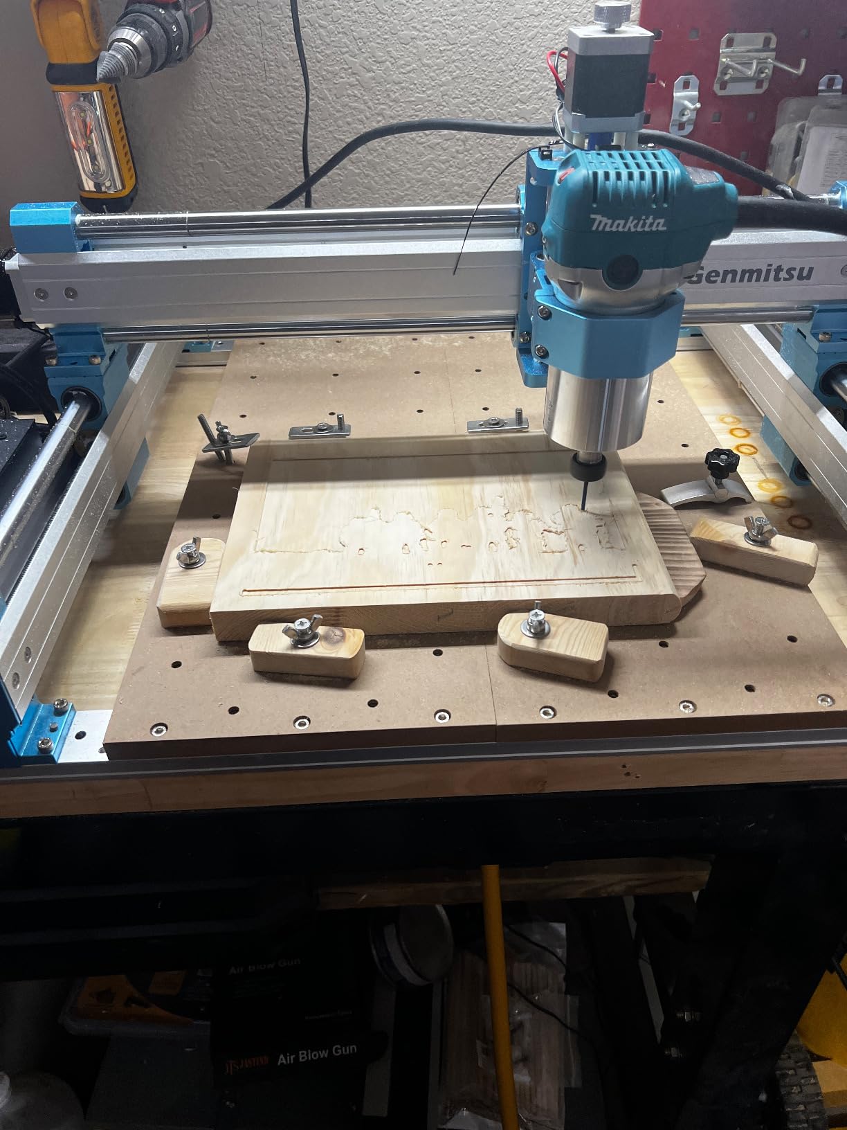 Makita RT0701C 1-1/4 HP Compact Router, Fixed Base customer photo 2