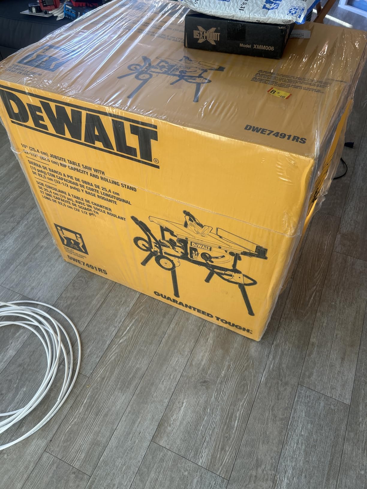 DEWALT Table Saw 10 Inch with Foldable Rolling Table Saw Stand, 15 Amp, 4800 RPM, 32-1/2-Inch Rip Capacity (DWE7491RS) customer photo 1