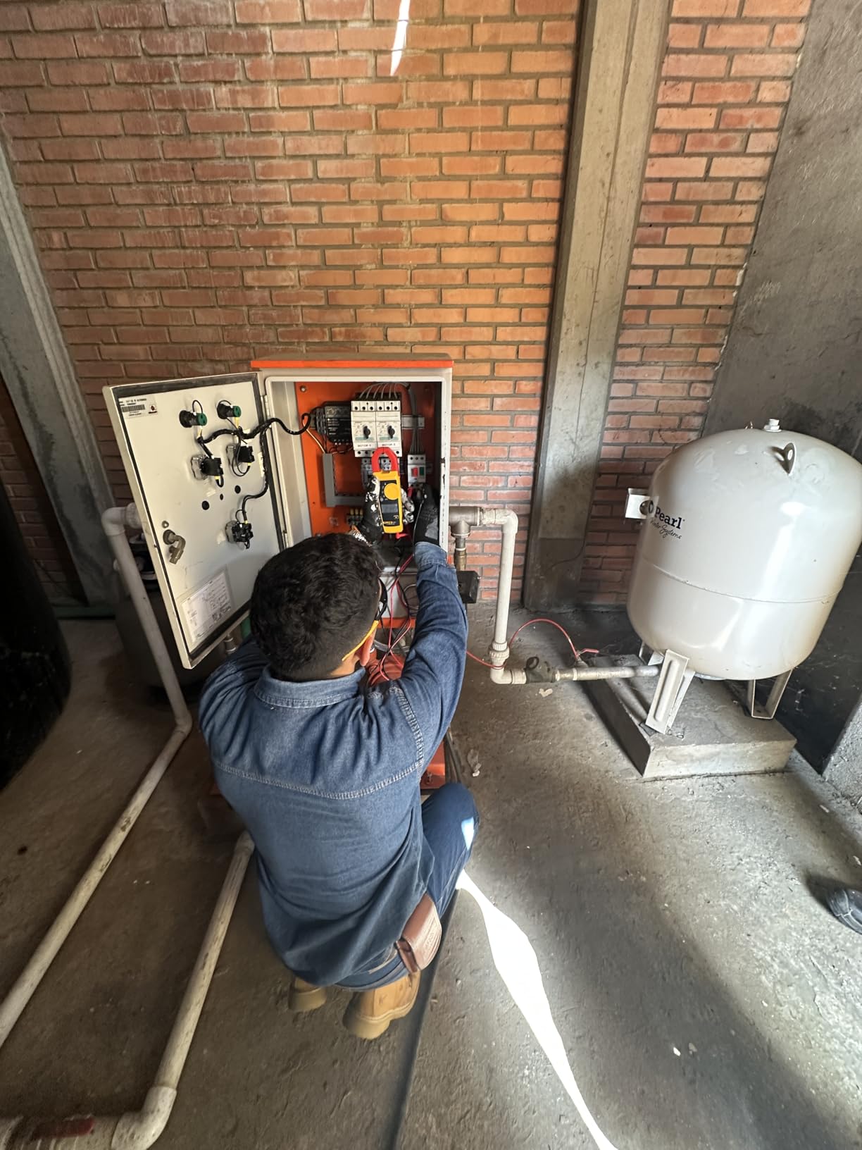 Fluke 302+ Digital Clamp Meter, 30mm Jaw, Measures AC Current to 400A, Measures AC/DC Voltage to 600V, Includes 2 Year Warranty customer photo 1