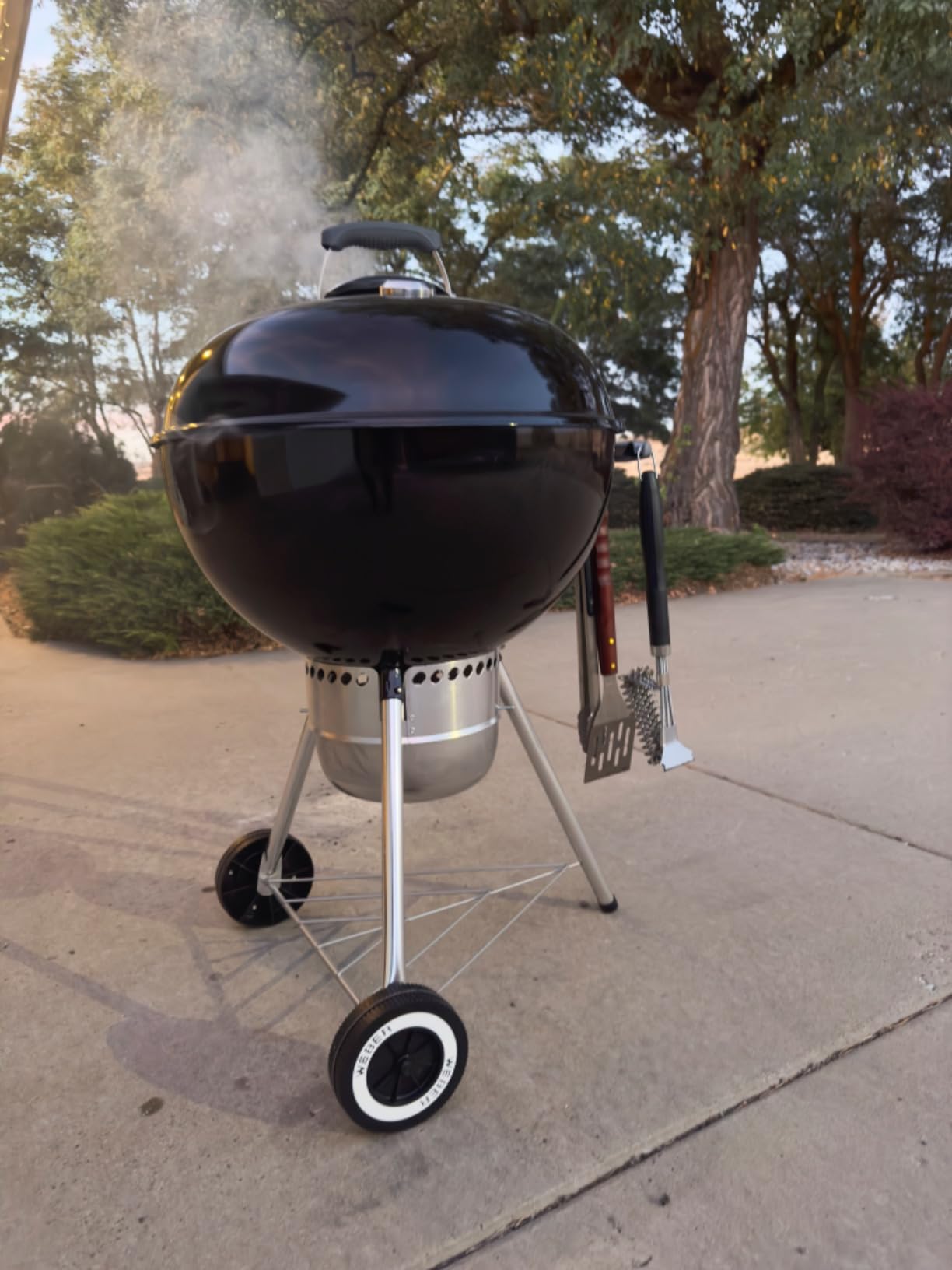 Weber Original Kettle Premium Charcoal Grill, 22-Inch, Black customer photo 1