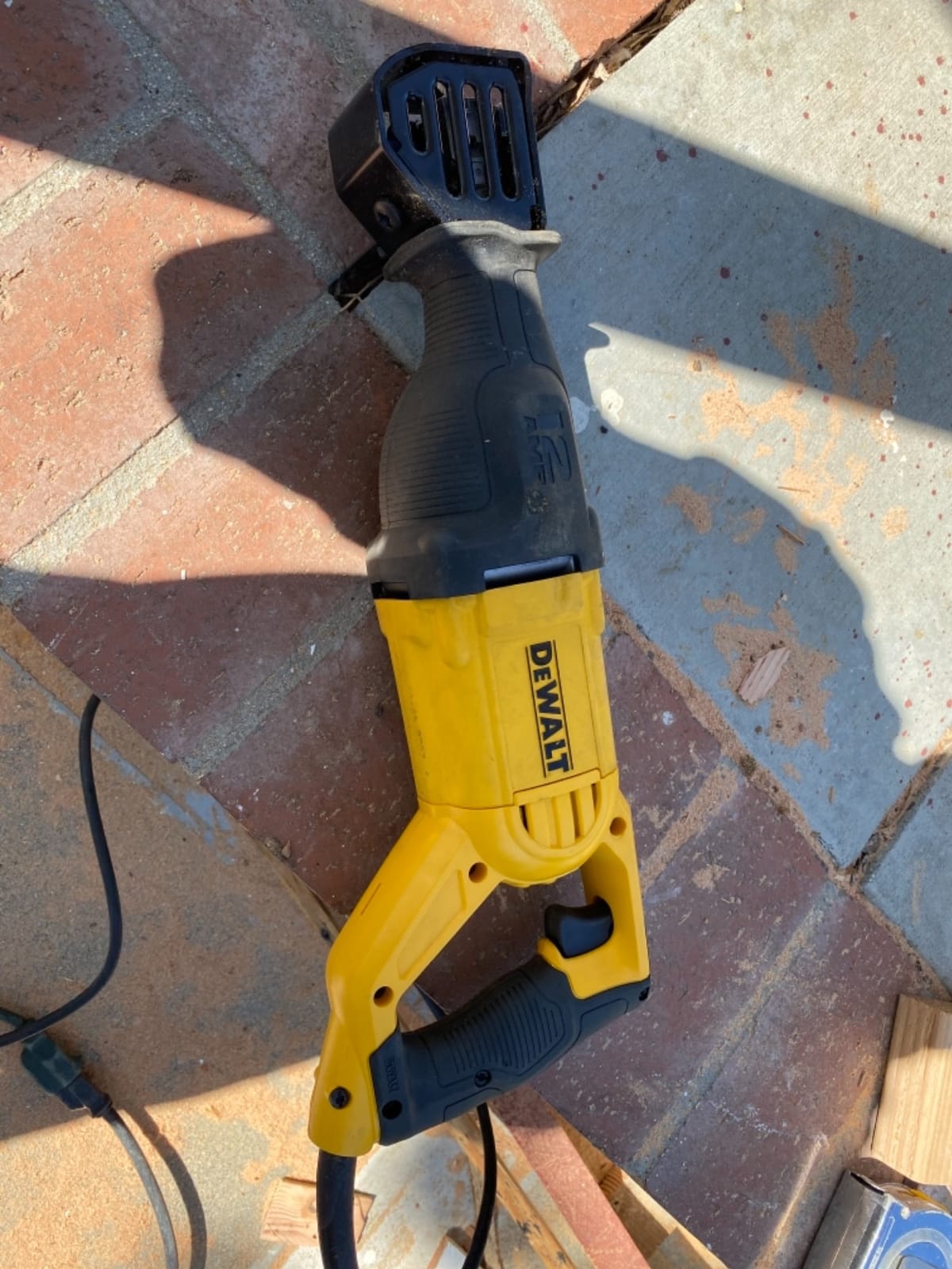 DEWALT Reciprocating Saw, 12 Amp, 2,900 RPM, 4-Position Blade Clamp, Variable Speed Trigger, Corded (DWE305) customer photo 2