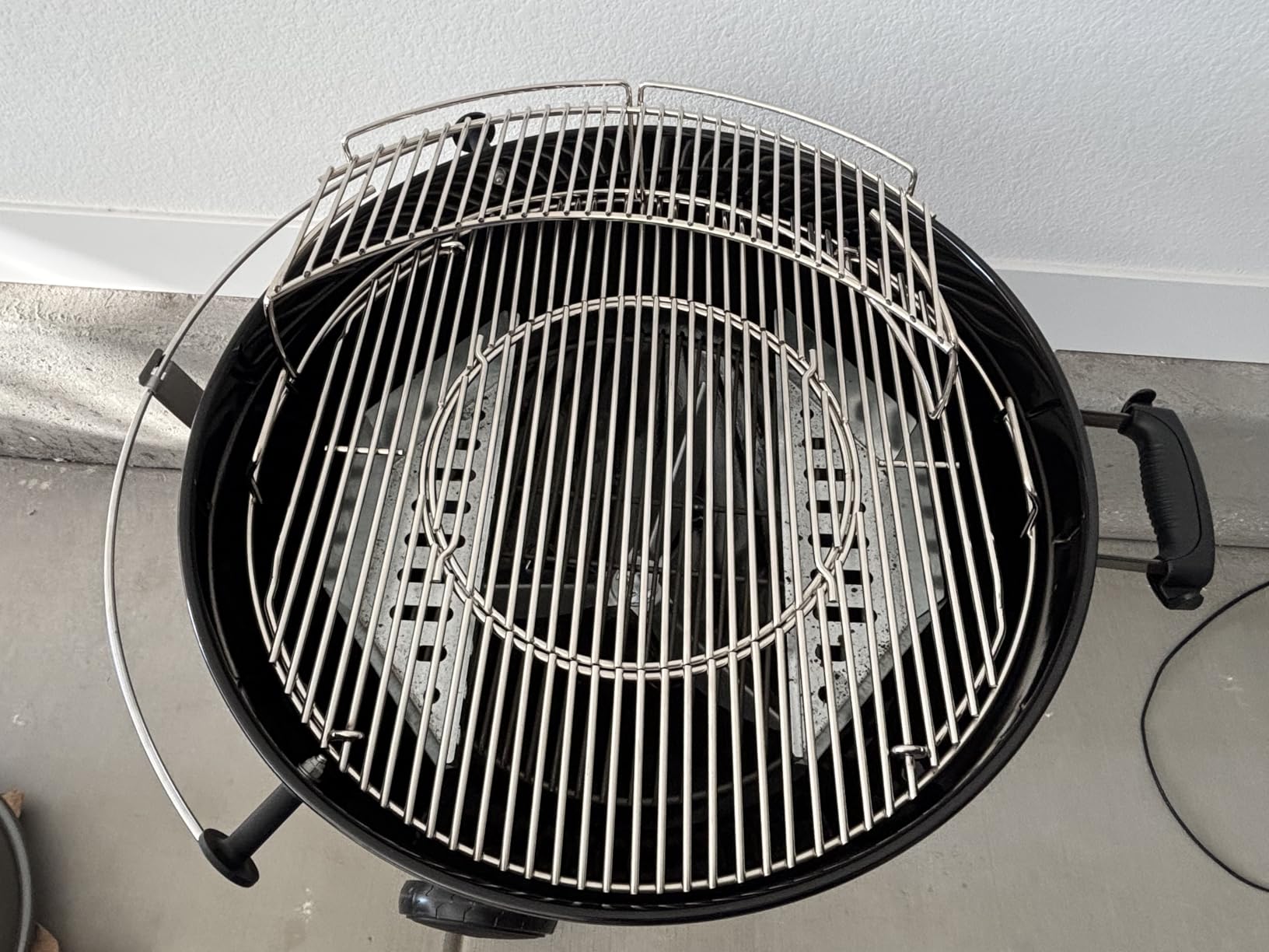 Weber Master-Touch Charcoal Grill, 22-Inch, Black customer photo 1