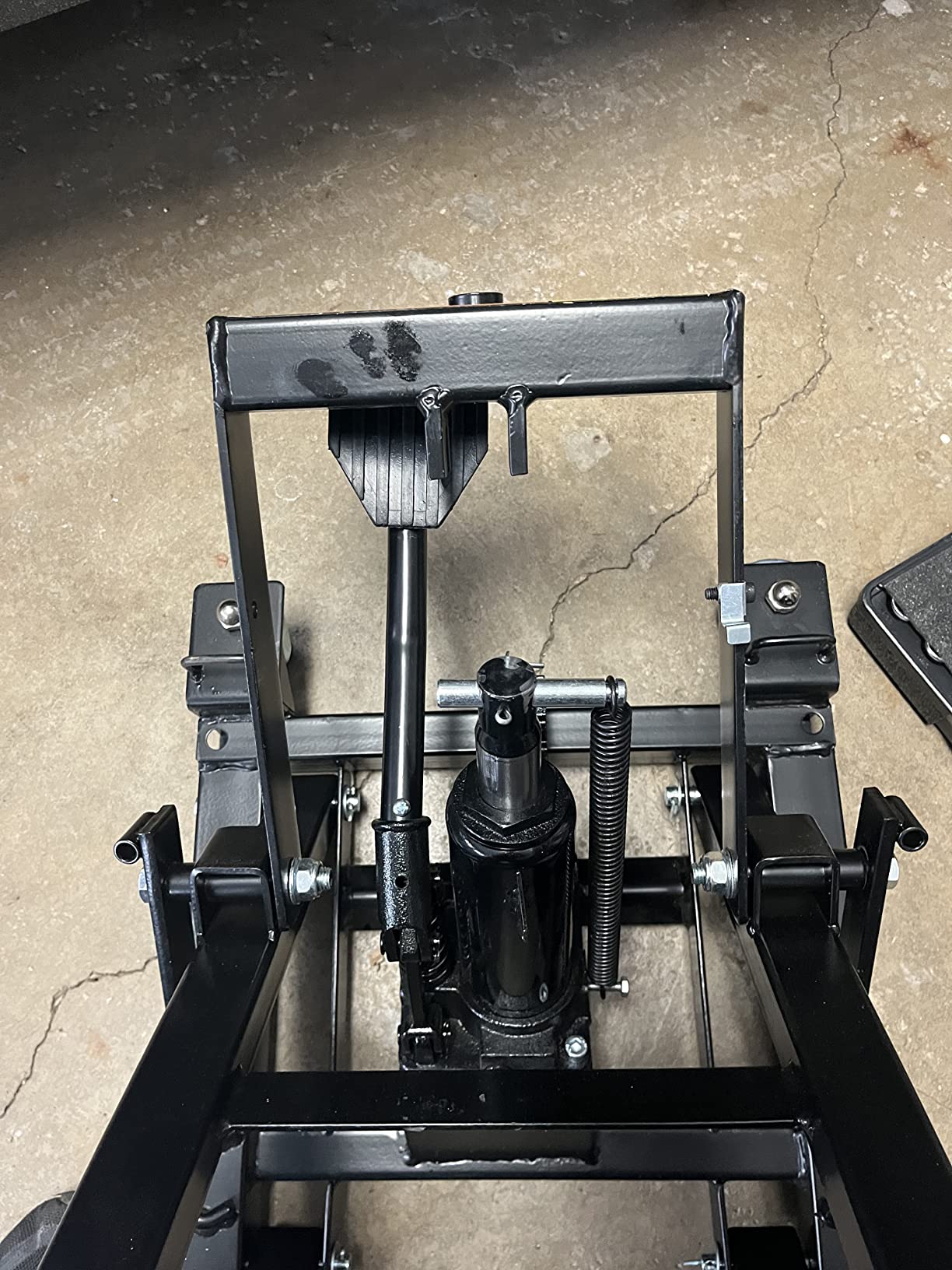 Black Widow Hydraulic Steel Motorcycle and ATV Lift Jack Stand, 1,500 lb customer photo 2