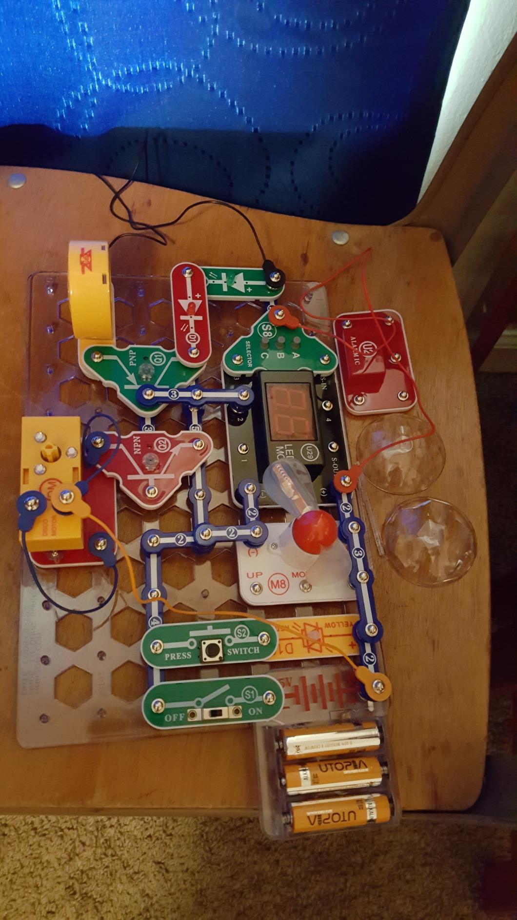 Snap Circuits Arcade Electronics Exploration Kit, Stem Activities for Ages 8+, Full Color Project Manual (SCA-200) customer photo 1