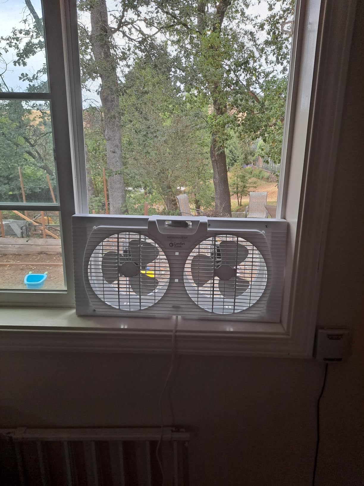 Comfort Zone Twin Window Fan with Reversible Airflow Control, 9 inch, Auto-Locking Expanders, 2 Speed Fan, Dual Fan, Exhaust, Airflow 9.84 ft/sec, Ideal for Home, Kitchen, Bedroom & Office, CZ319WT customer photo 2