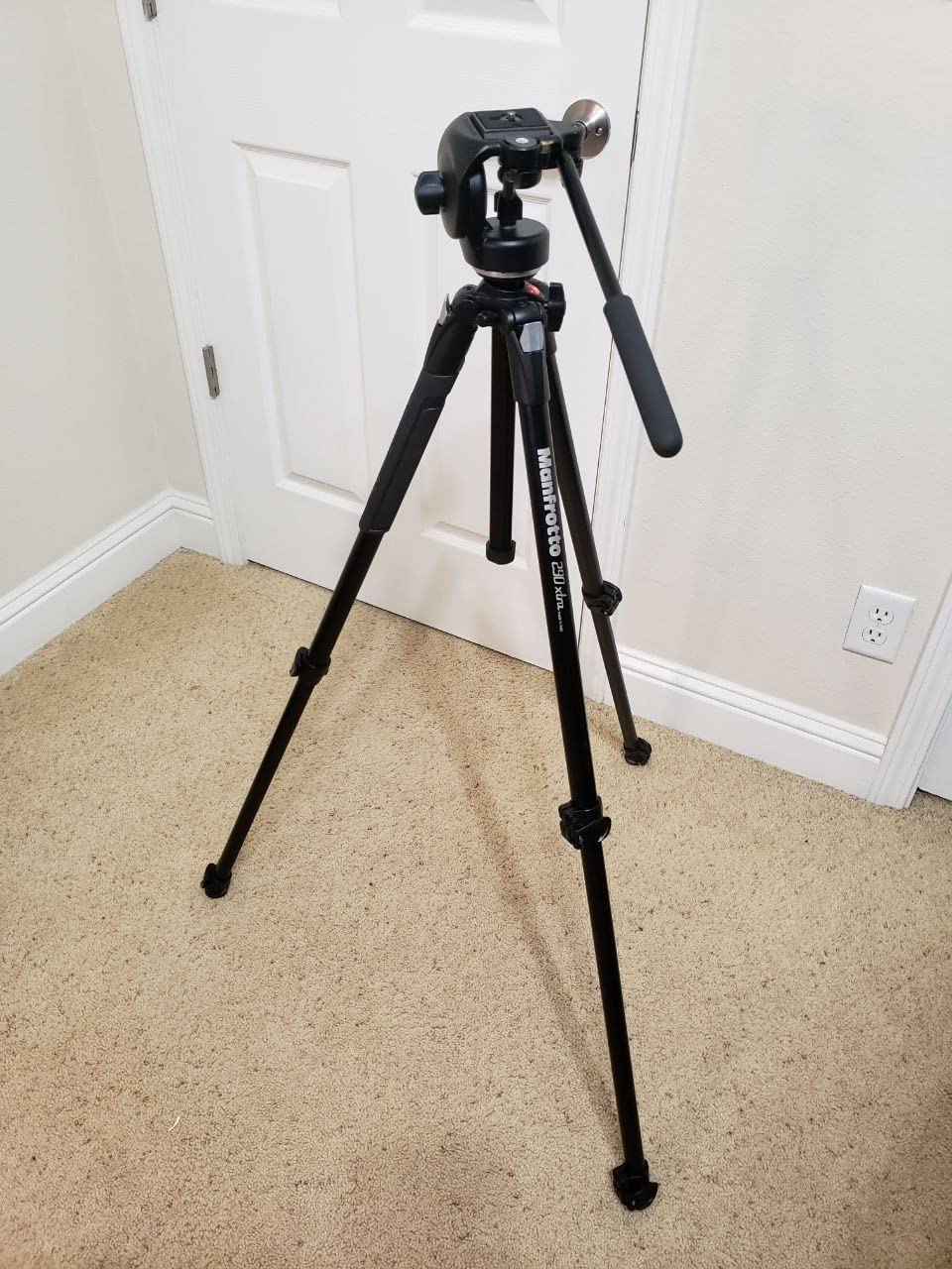 Manfrotto 290 Xtra Aluminum 3-Section Tripod Kit with Fluid Video Head (MK290XTA3-2WUS) Black customer photo 2