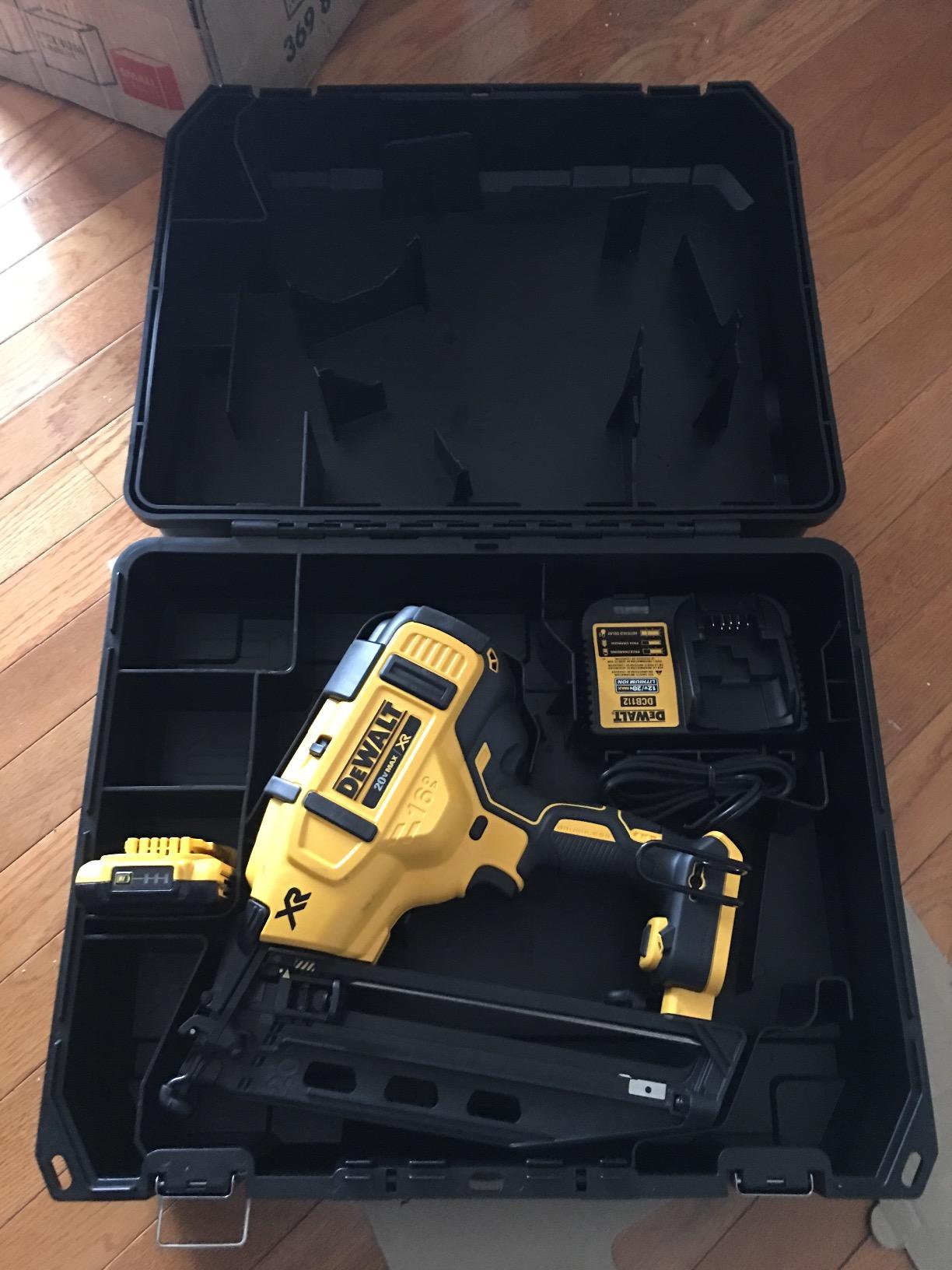 DEWALT 20V MAX* XR Finish Nailer, Angled, 16GA (DCN660D1) customer photo 2