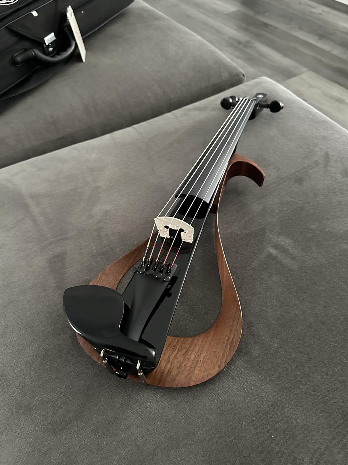 Yamaha YEV105BL Electric Violin, Black, 5 String customer photo 2