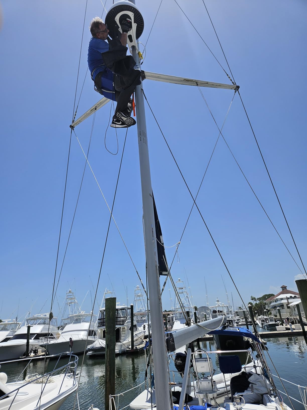 Raymarine Quantum™ Q24C Radome w/Wi-Fi & Ethernet - 10M Power & 10M Data Cable Included customer photo 1