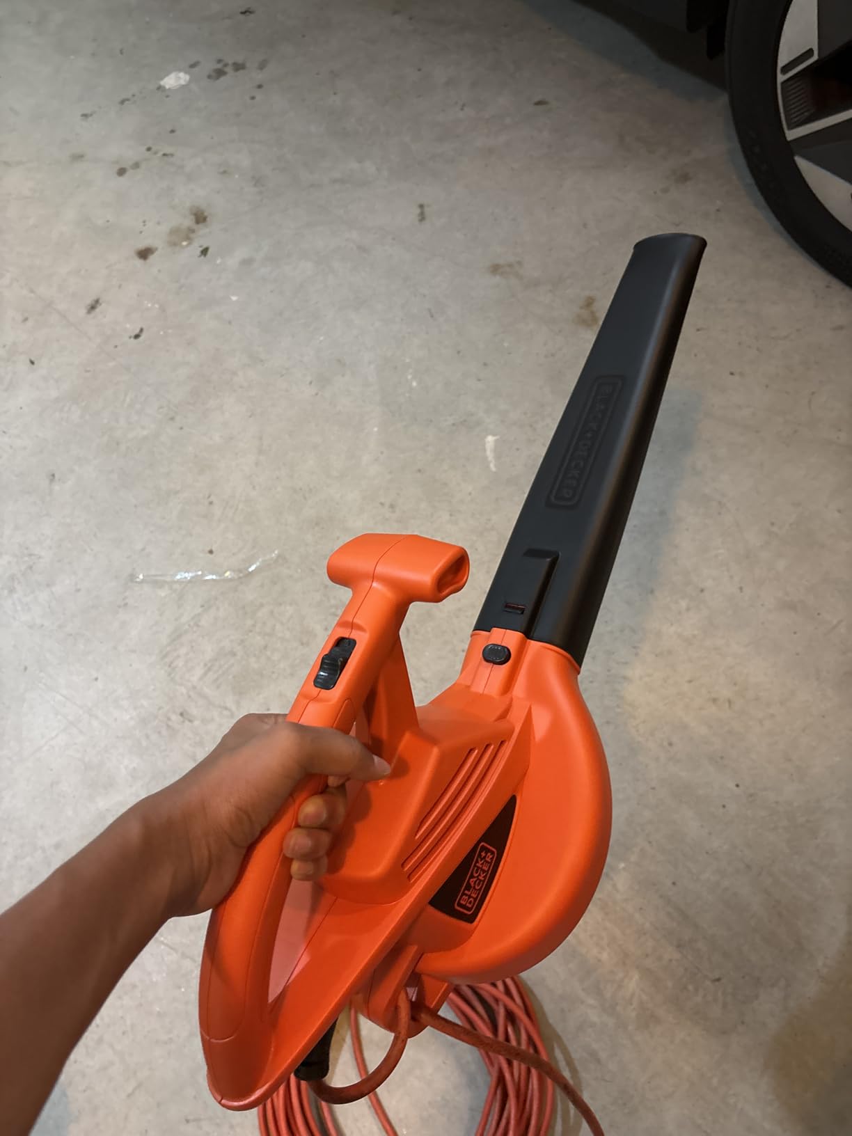 BLACK+DECKER Electric Leaf Blower, Handheld Blowers for Lawn Care, Lightweight, 180 MPH 180 CFM, 7-Amp, Corded (LB700) customer photo 1