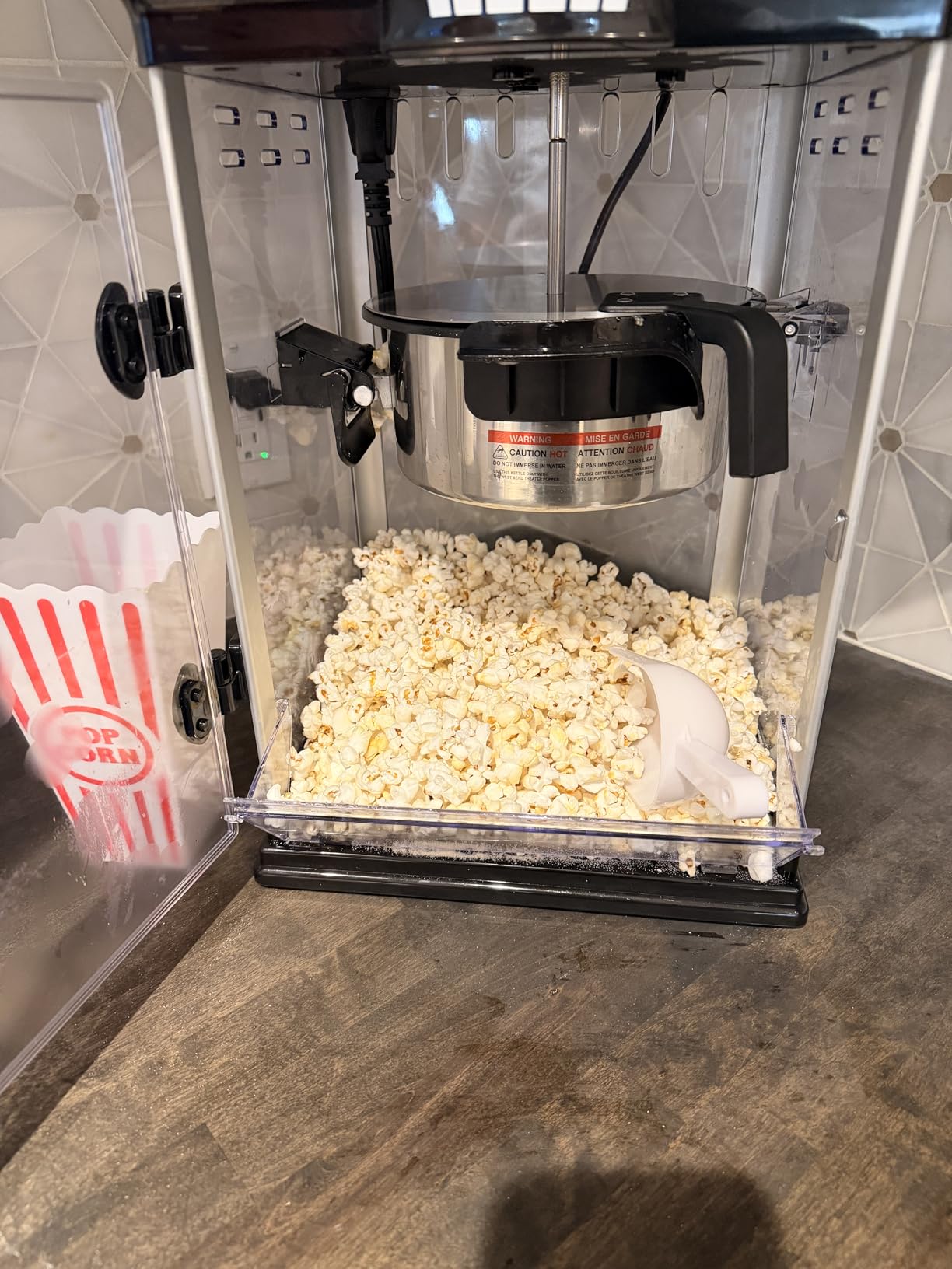 West Bend Stir Crazy Movie Theater Popcorn Popper, Gourmet Popcorn Maker Machine with Nonstick Popcorn Kettle, Measuring Tool and Popcorn Scoop for Popcorn Machine, 4-Qt., Red customer photo 2
