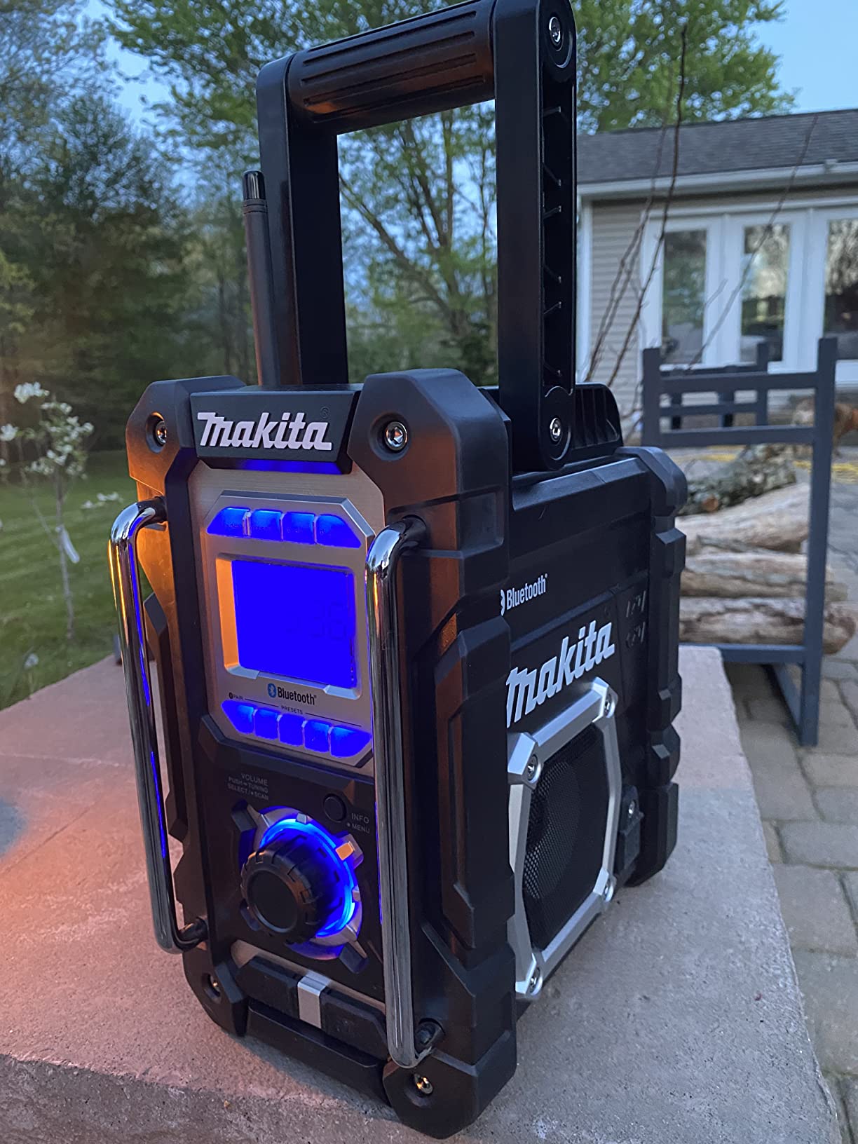 Makita XRM06B 18V LXT Lithium-Ion Cordless Bluetooth Job Site Radio customer photo 1
