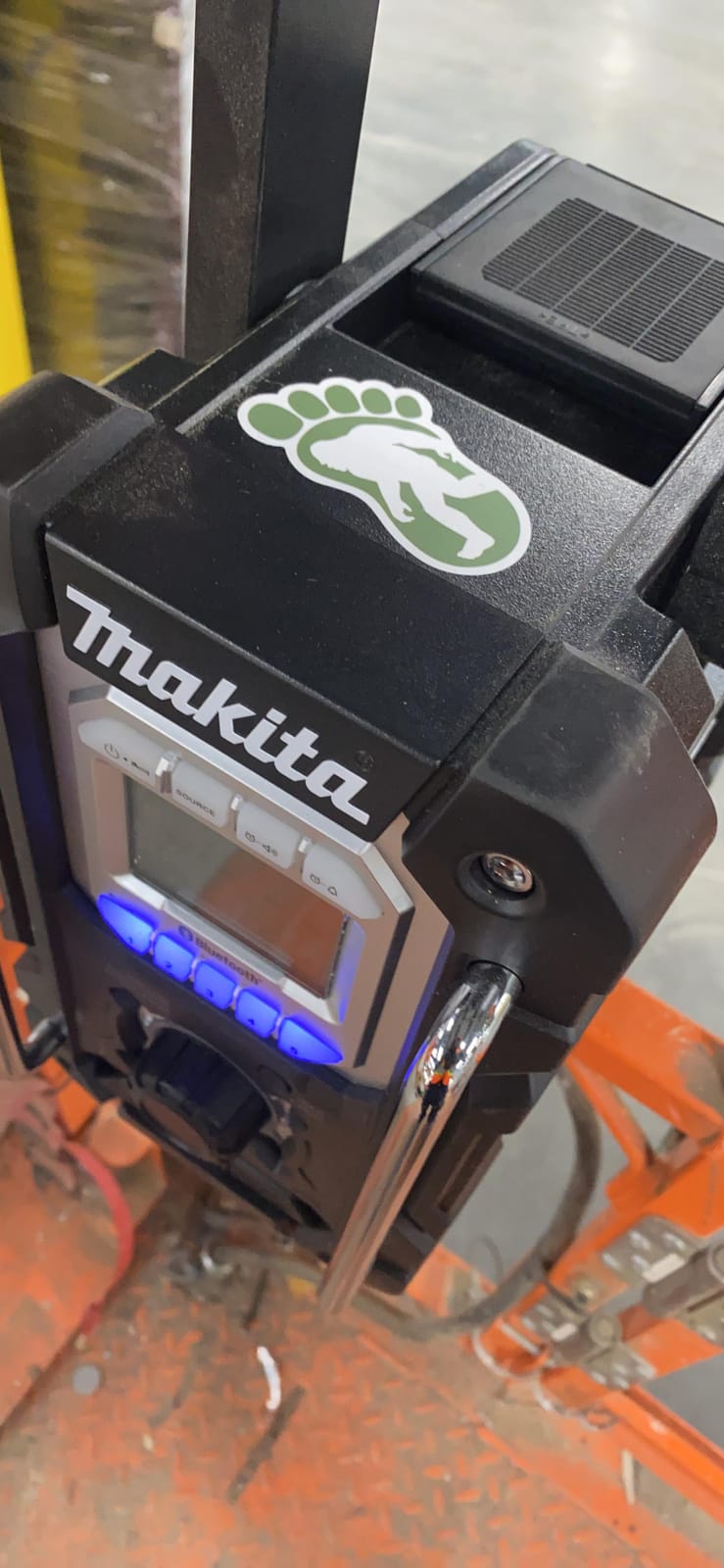 Makita XRM06B 18V LXT Lithium-Ion Cordless Bluetooth Job Site Radio customer photo 2