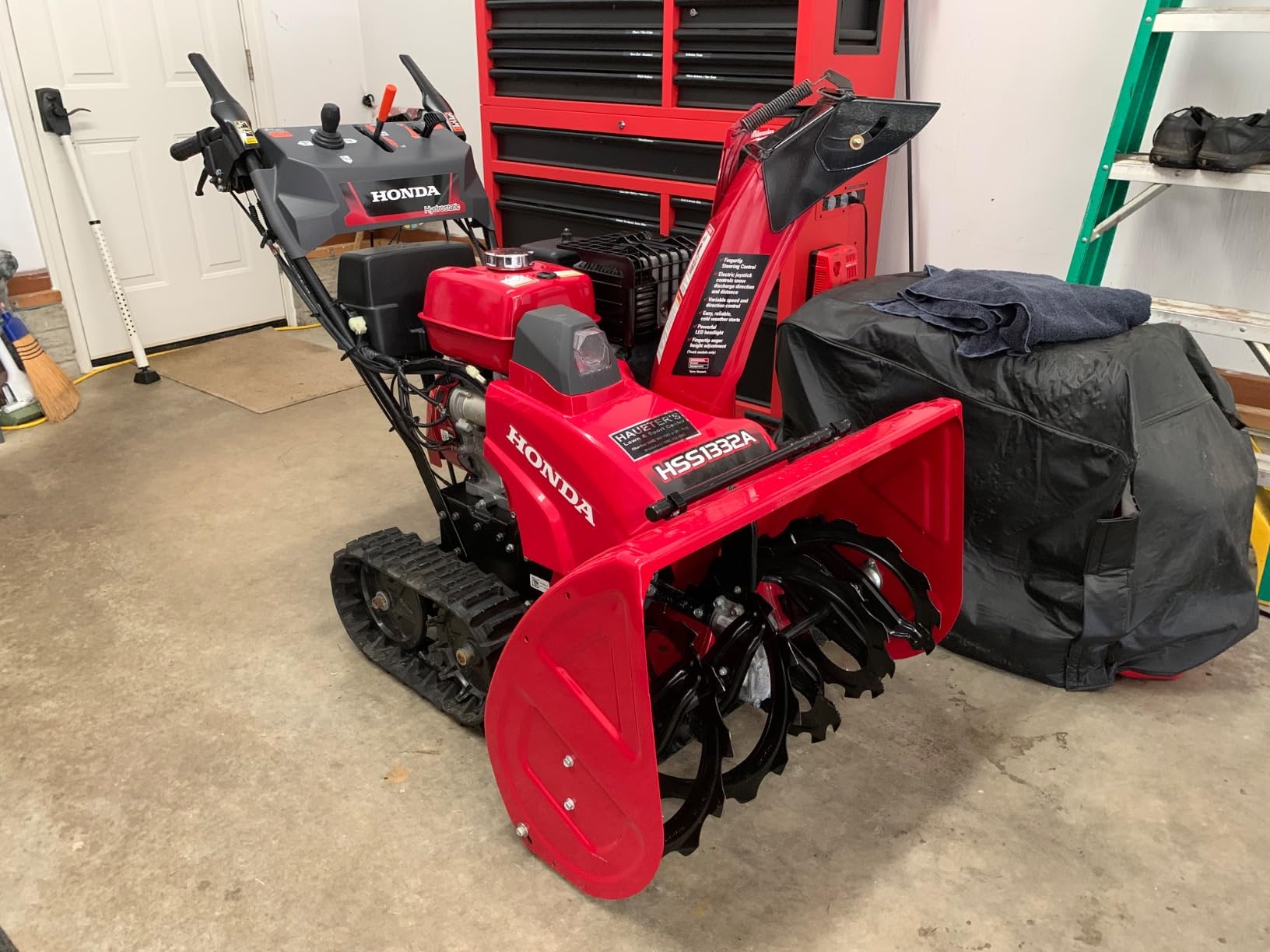 Honda HSS1332 31.9-Inch Two Stage Snow Blower (HSS1332AATD) | Electric Start and Track Drive, Clears Up to 2750 Pounds per Minute with 56-Foot Max Throwing Distance, Self-Propelled customer photo 1