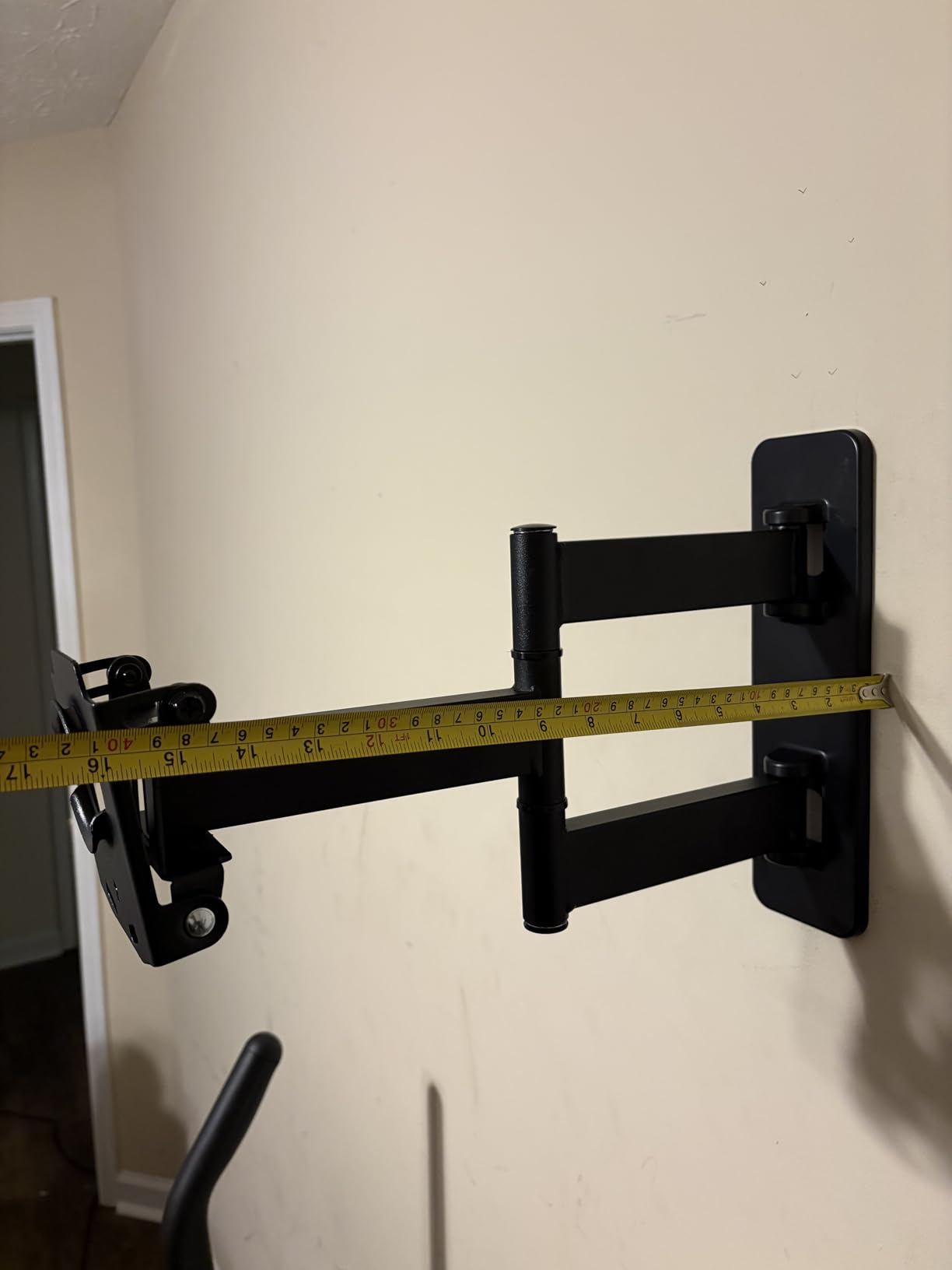 Amazon Basics Full Motion Articulating TV Wall Mount, with Swivel and Tilt, for 26