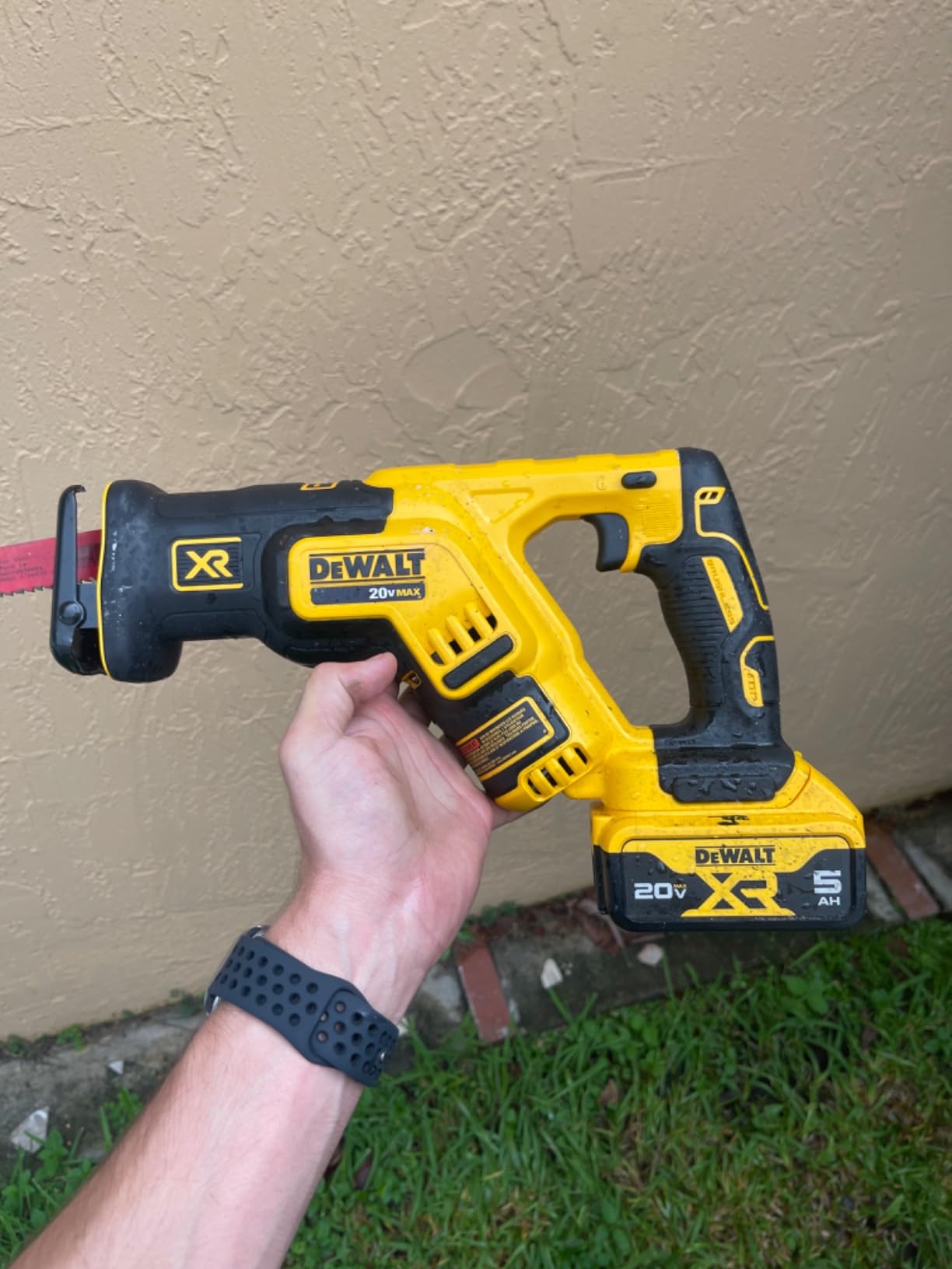 DEWALT 20V MAX XR Reciprocating Saw Cordless, Brushless, Compact, Variable Speed, Pivoting Head, LED Light, Tool Only (DCS367B) customer photo 2