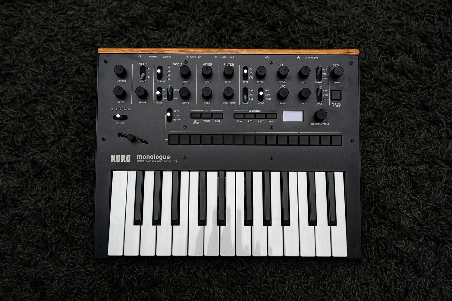 Korg monologue Monophonic Analog Synthesizer w/ 16-step Sequencer - Black customer photo 1