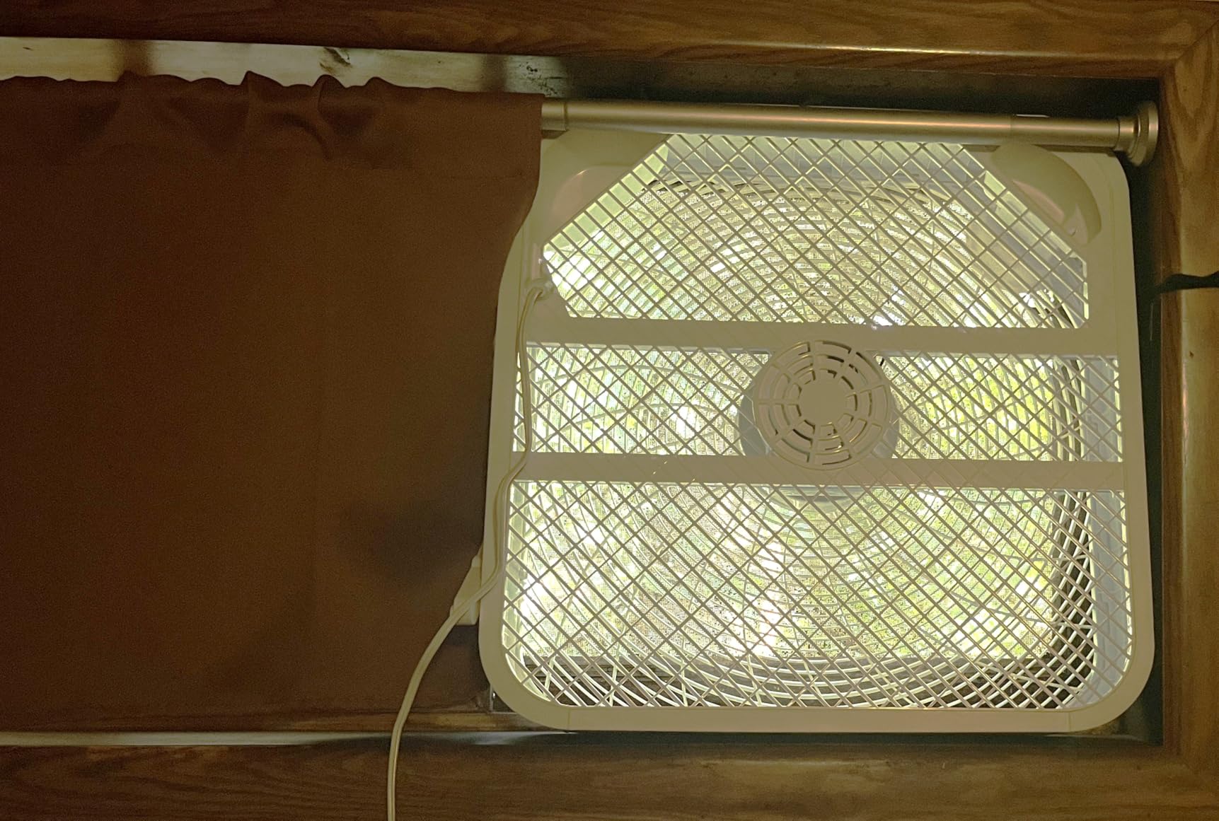 Hurricane Classic Floor Box Fan with 3 Speed Settings, White - 20in | Corded Portable Electric Air Cooling Unit w/ Powerful 2400 CFM Airflow for Home, Garage, Office, Bedroom & Basement customer photo 1
