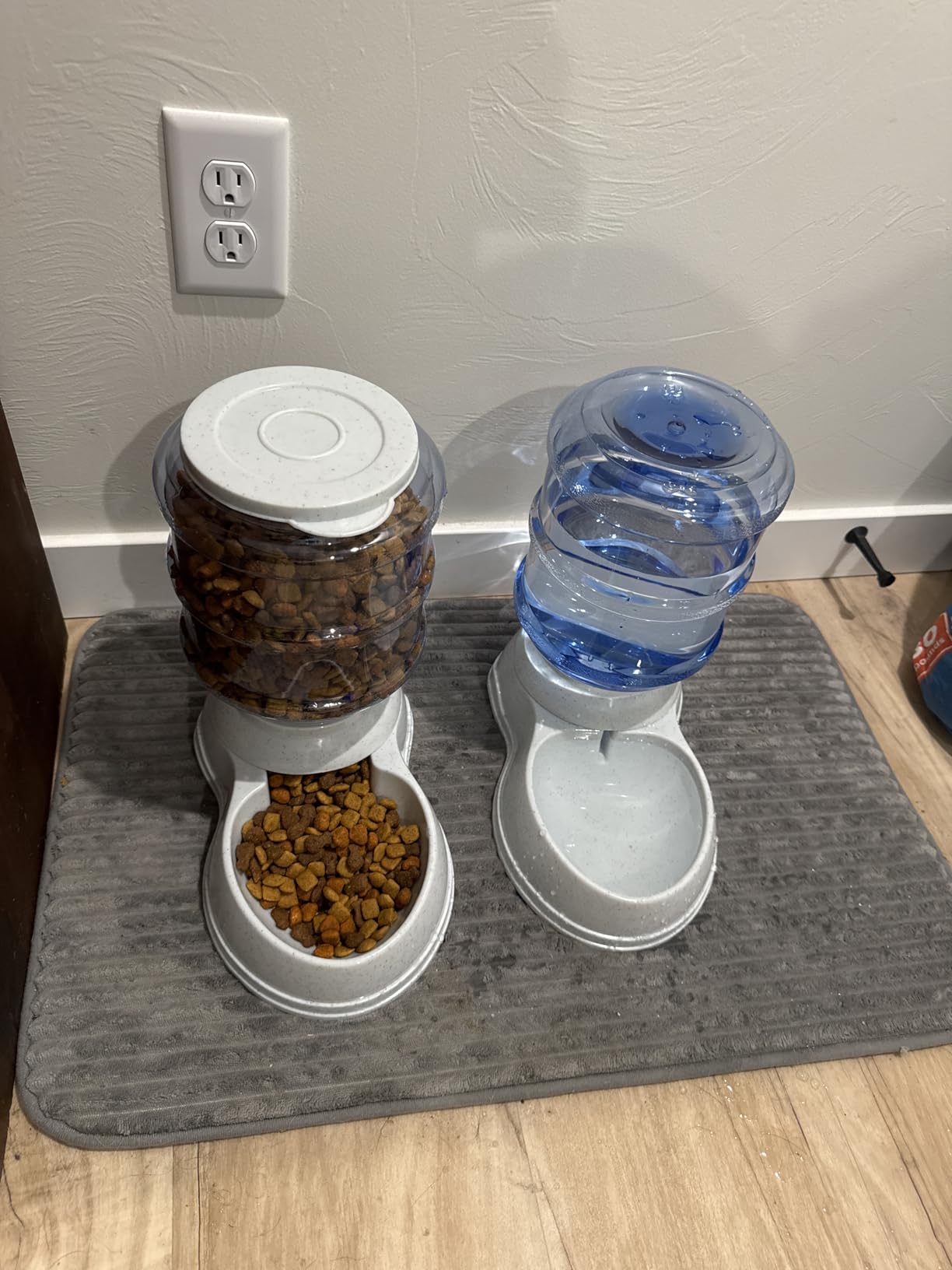 Amazon Basics Automatic Pet Water Dispenser and Gravity Food Feeder Set for Cat and Dog, Easy to Clean, 152fl.oz food feeder, 135.3fl.oz water dispenser, Small, Pack of 2 customer photo 1