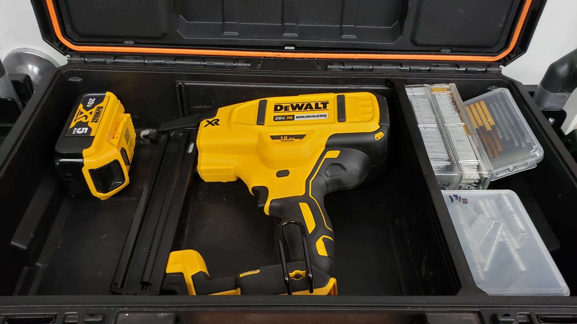 DEWALT 20V MAX* Narrow Crown Stapler Kit, 18GA (DCN681D1) customer photo 1