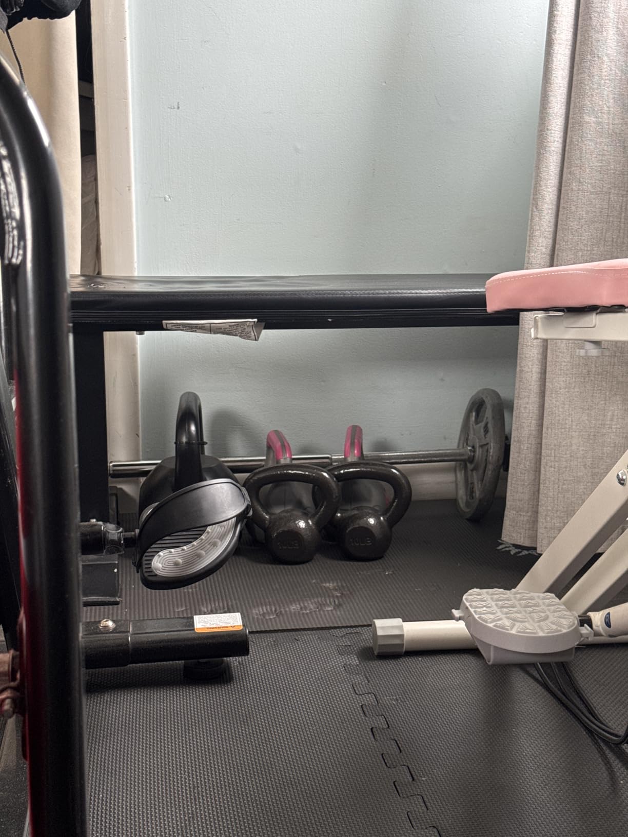Amazon Basics Sturdy Flat Weight Bench for Home Gym, Strength Training, Stable Assembly, Black customer photo 1