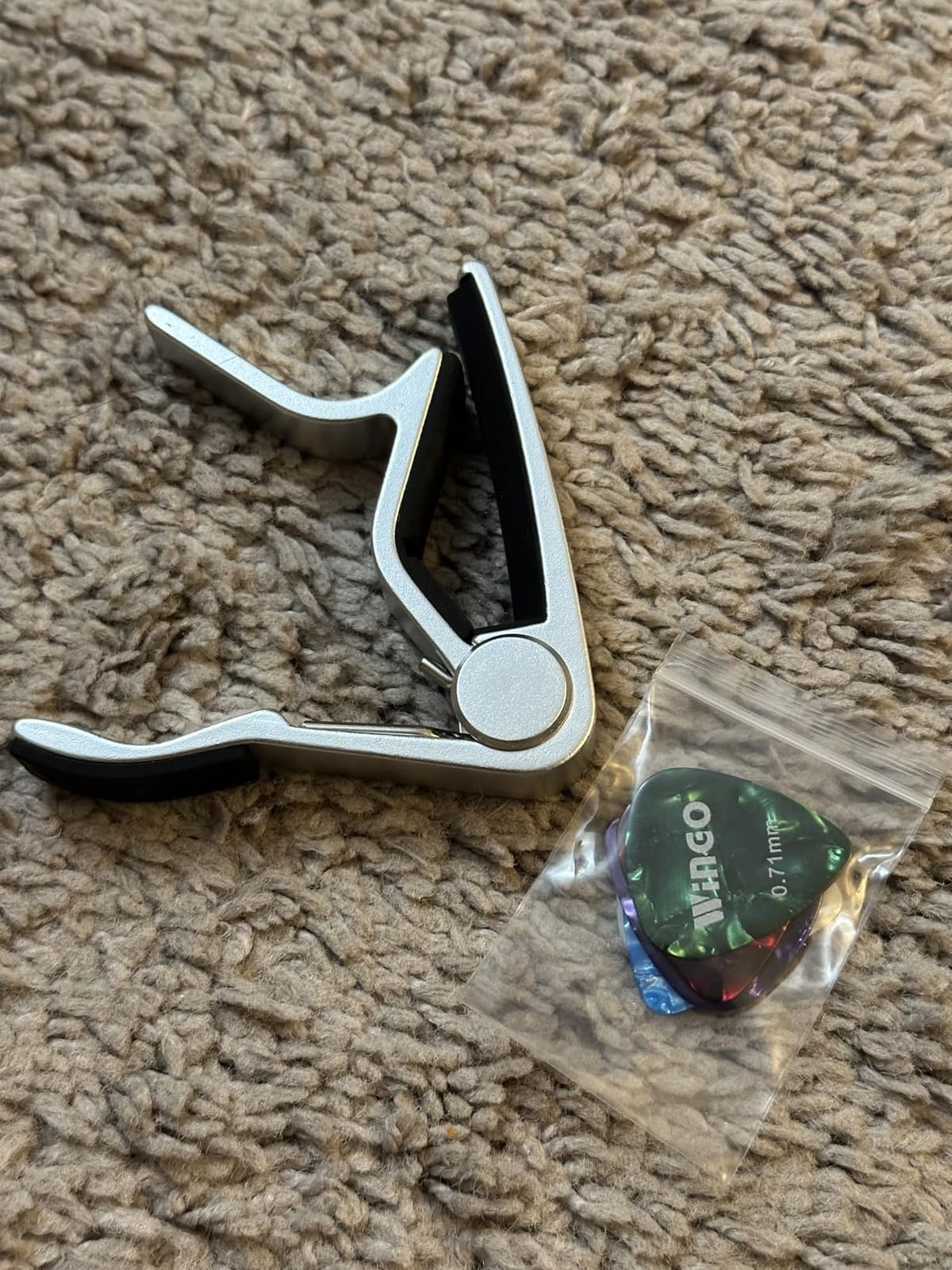 WINGO Guitar Capo for Acoustic and Electric Guitars - Rosewood Color with 5 Picks customer photo 1