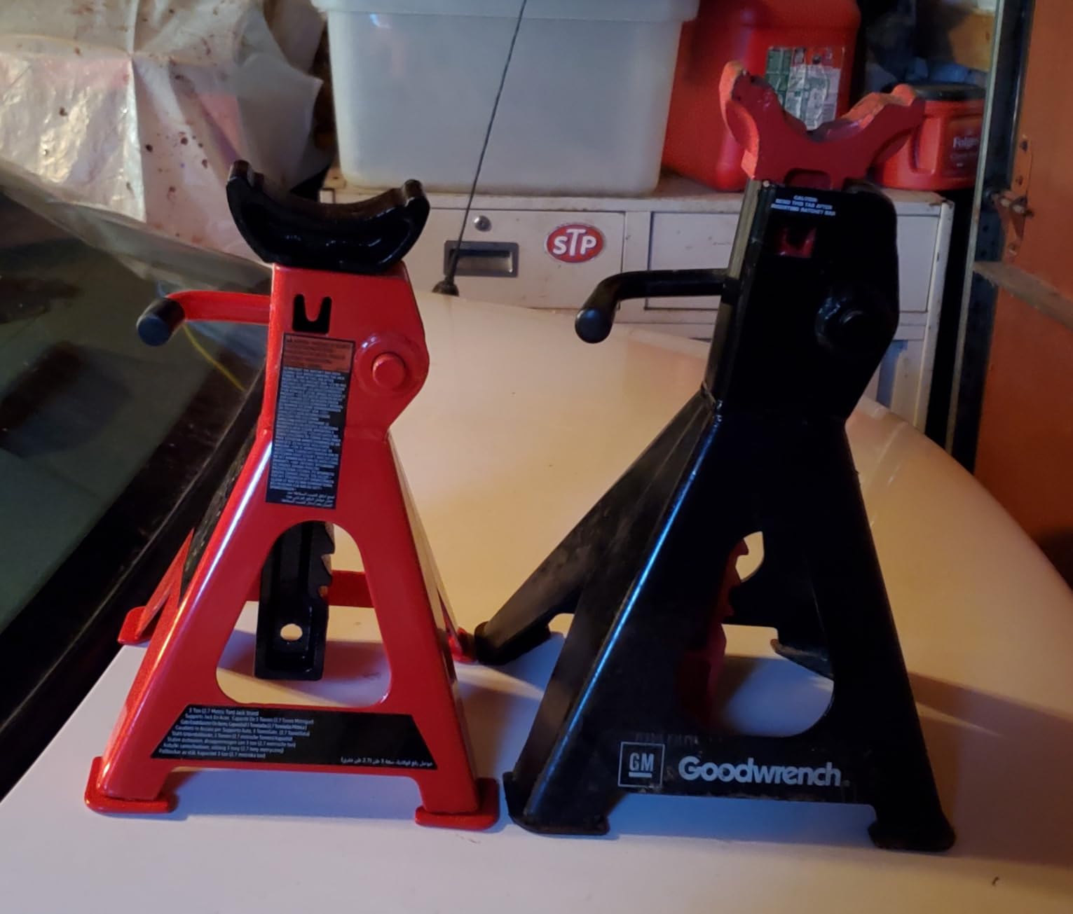 Amazon Basics Steel Jack Auto Stands, 3 Ton (2.7 metric Ton) Capacity, Easy to Use, Adjustable Height, 6,000 lb, 1 Pair, Black and Red (For Sedans and Urban SUVs) customer photo 1