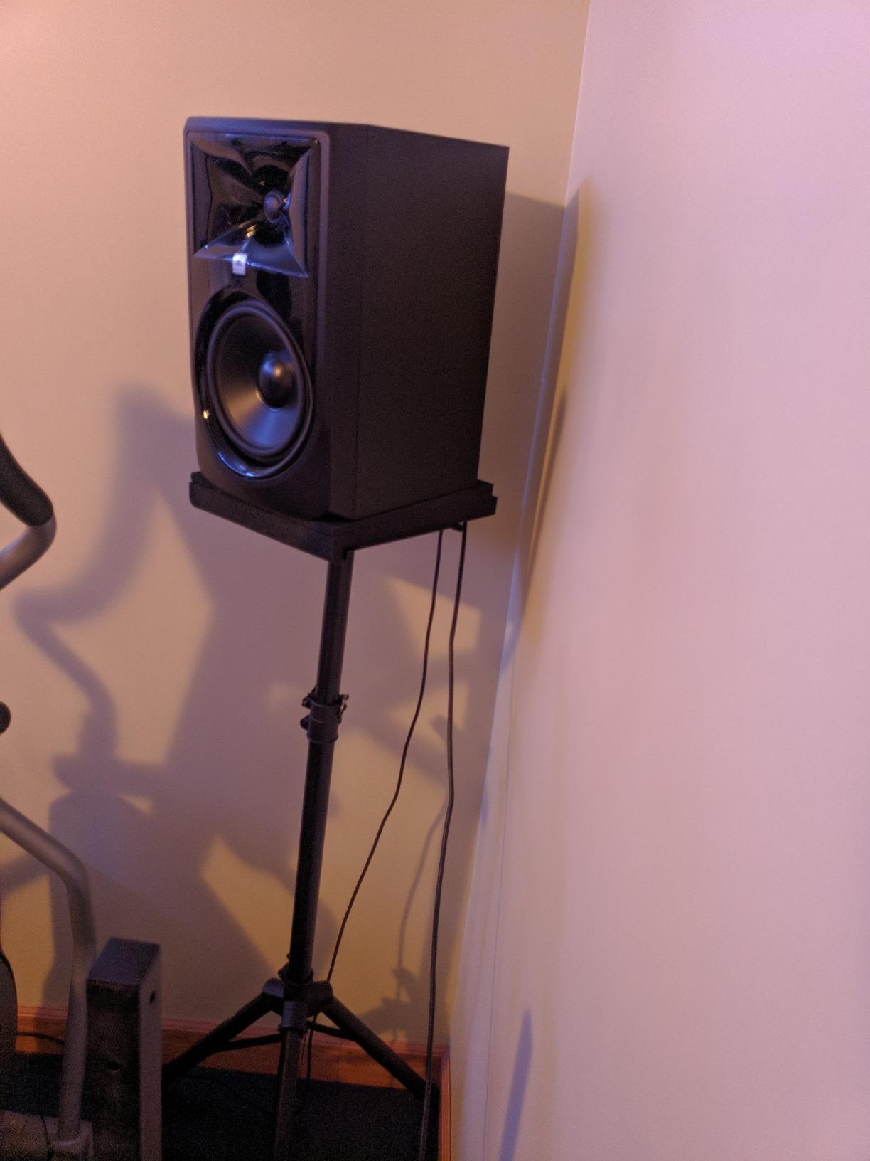JBL Professional 308P MkII 8-Inch, 2-Way, Powered, Active Monitor Speaker for Near Field Music Production, Studio Monitor, Desktop Computer, Hi-Fi Audio. Sold individually, Black customer photo 2