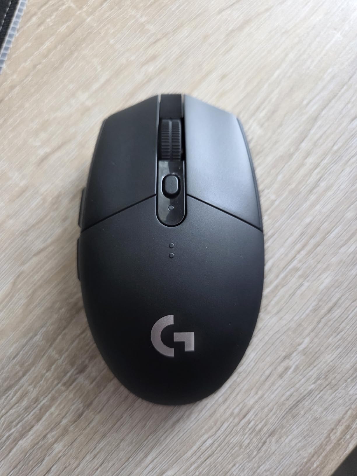Logitech G305 Lightspeed Wireless Gaming Mouse, Hero Sensor, 12,000 DPI, Lightweight, 6 Programmable Buttons, 250h Battery, On-Board Memory, Compatible with PC, Mac - White customer photo 2