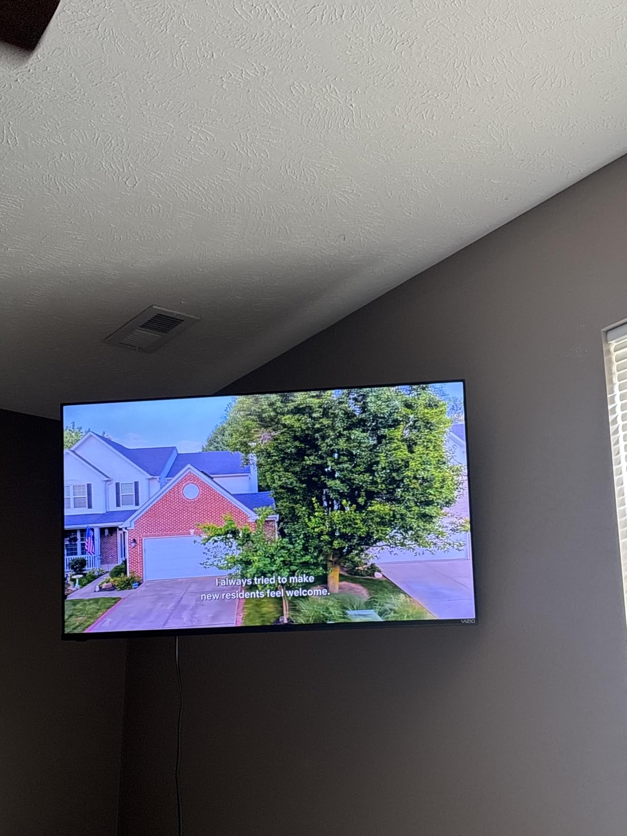 USX MOUNT UL Listed Full Motion TV Mount, Swivel Articulating Tilt TV Wall Mount for 26-65 Inch LED, 4K, Wall Mount Bracket with VESA 400x400mm Up to 77lbs, Perfect Center Design -XMM006-1 customer photo 1