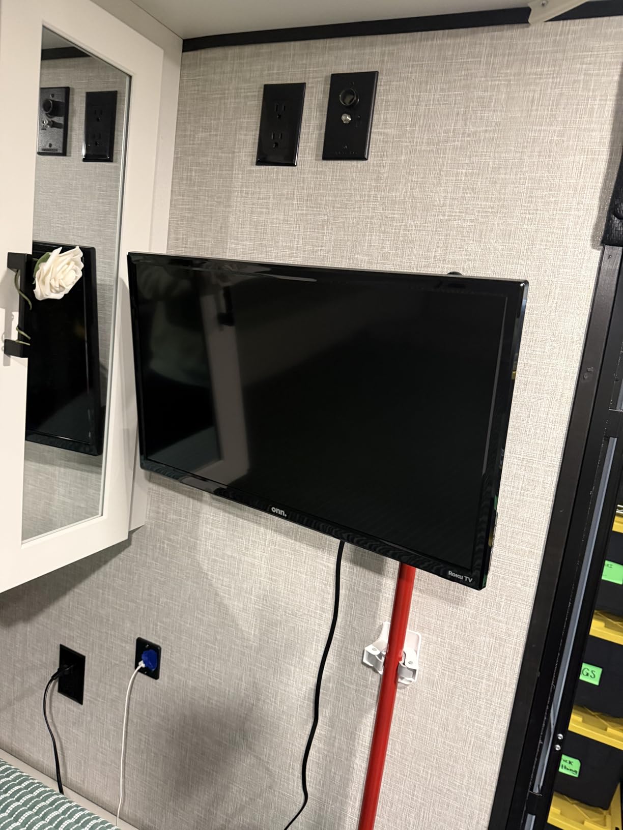 USX MOUNT UL Listed Full Motion TV Mount, Swivel Articulating Tilt TV Wall Mount for 26-65 Inch LED, 4K, Wall Mount Bracket with VESA 400x400mm Up to 77lbs, Perfect Center Design -XMM006-1 customer photo 2