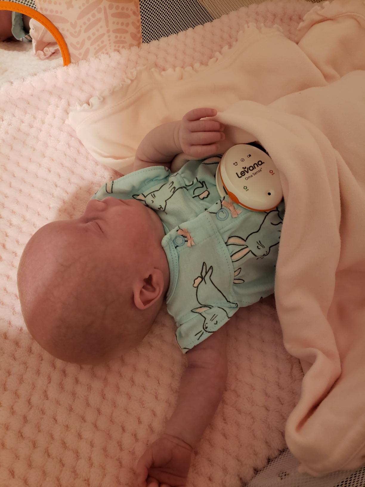 Levana Oma Sense Portable Baby Breathing Movement Monitor with Vibrations and Audible Alerts Designed to Stimulate Baby and Alert Parents customer photo 2