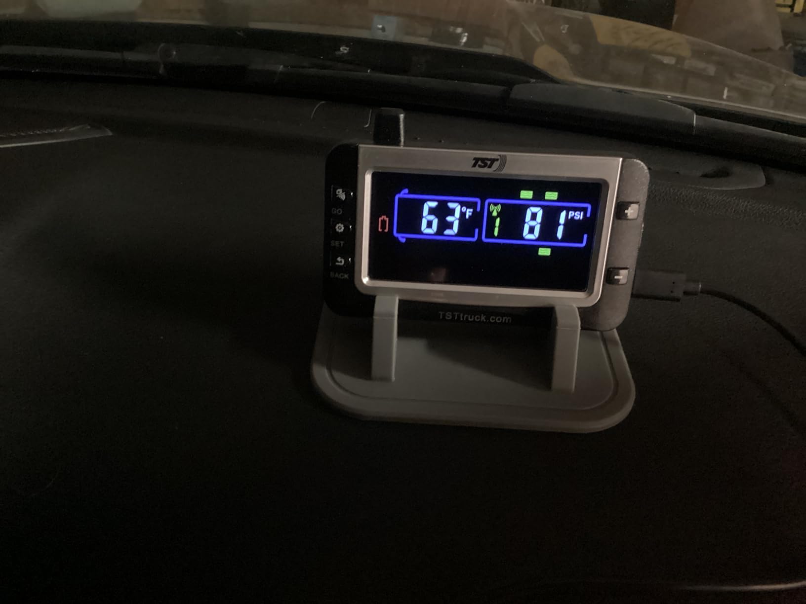 TST 507 Series TPMS - RV Tire Pressure Monitoring System with 4 Cap Sensors & Color Display Monitor for Travel Trailers, Campers and Motorhomes customer photo 1