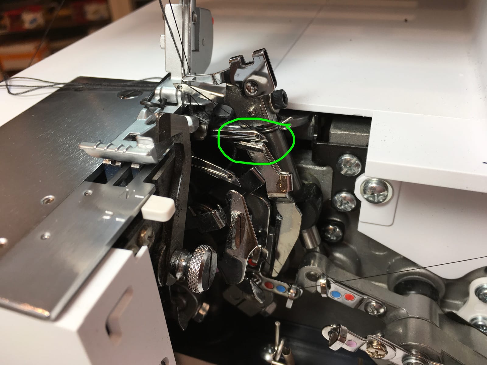 Bernette B48 Funlock Serger Coverstitch Overlock Machine | Heavy Duty Sewing Quilting Performance for Beginners and Professionals | 23 Stitches LED Light 1300 SPM Easy Threading Knife Control customer photo 1