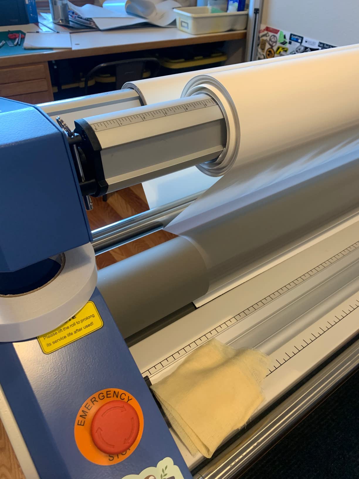 US Stock 63in 1600mm Full-auto Wide Format Laminator Heat Assisted Large Format Cold Laminating Machine with Stand customer photo 2