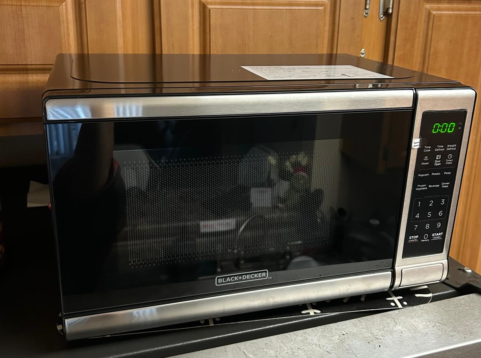 BLACK+DECKER Countertop Microwave Oven, 0.7 Cu.Ft, 700W, Stainless Steel | Digital Controls, Push-Button Door, Child Safety Lock, 10 Power Levels, Removable Turntable customer photo 2