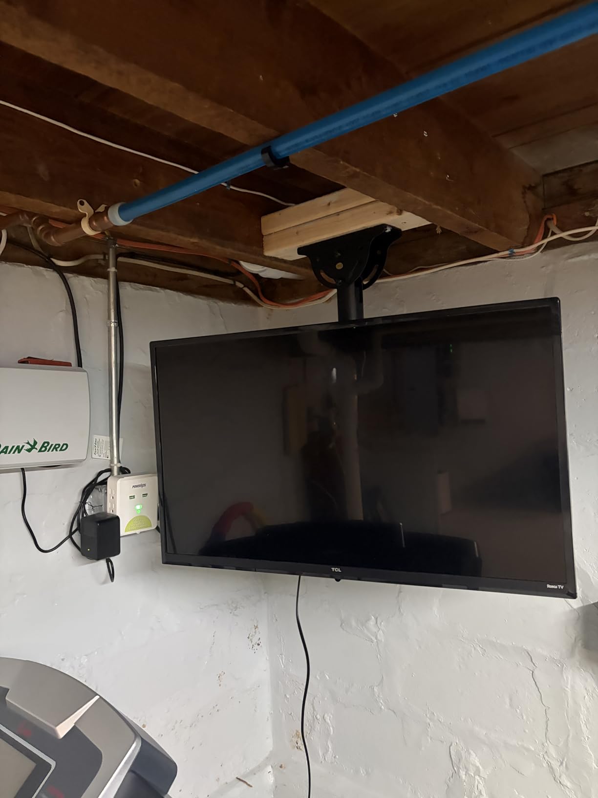WALI Ceiling TV Mount for Most 26-65 inch LCD LED 4K TVs, up to 110 lbs | Hanging Pole Ceiling Mount TV Bracket for Home Gym Patio Gazebo, Full Motion with Tilt, Swivel, Max VESA 400x400mm (CM2665) customer photo 1