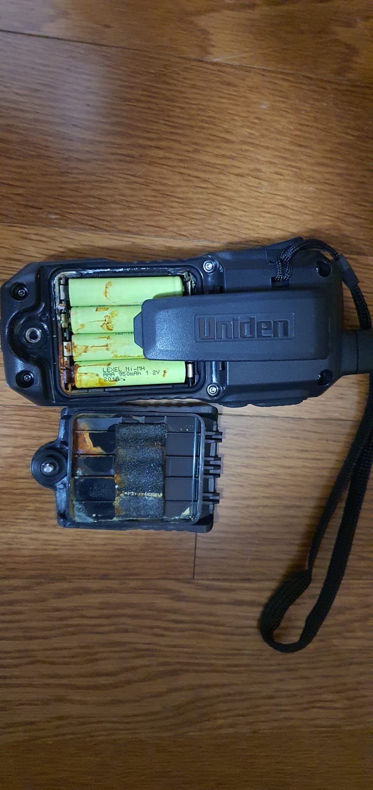Uniden Atlantis 155 Handheld Two-Way VHF Marine Radio, Floating IPX8 Submersible Waterproof, Dual-Color Screen, 10 Hour Battery customer photo 2