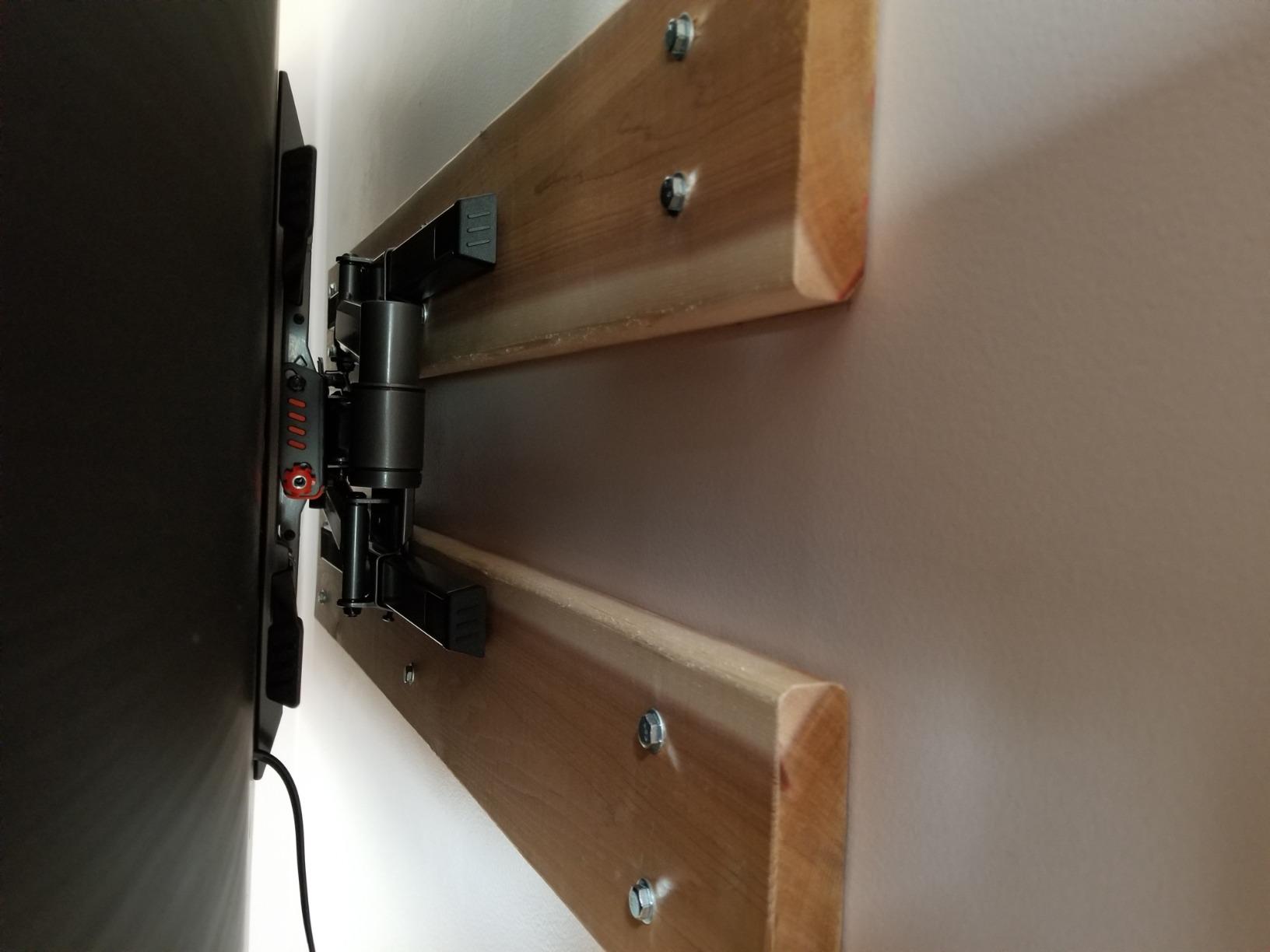 ECHOGEAR Full Motion Articulating TV Wall Mount Bracket for TVs Up to 82