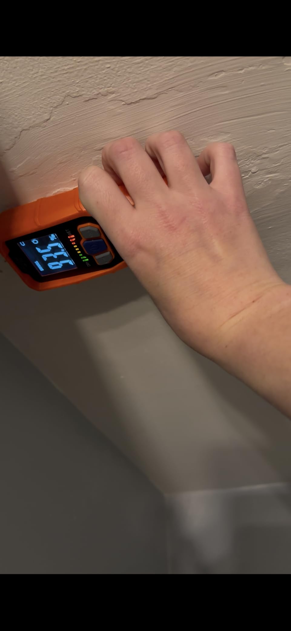 Klein Tools ET140 Pinless Moisture Meter for Non-Destructive Moisture Detection in Drywall, Wood, and Masonry; Detects up to 3/4-Inch Below Surface customer photo 2