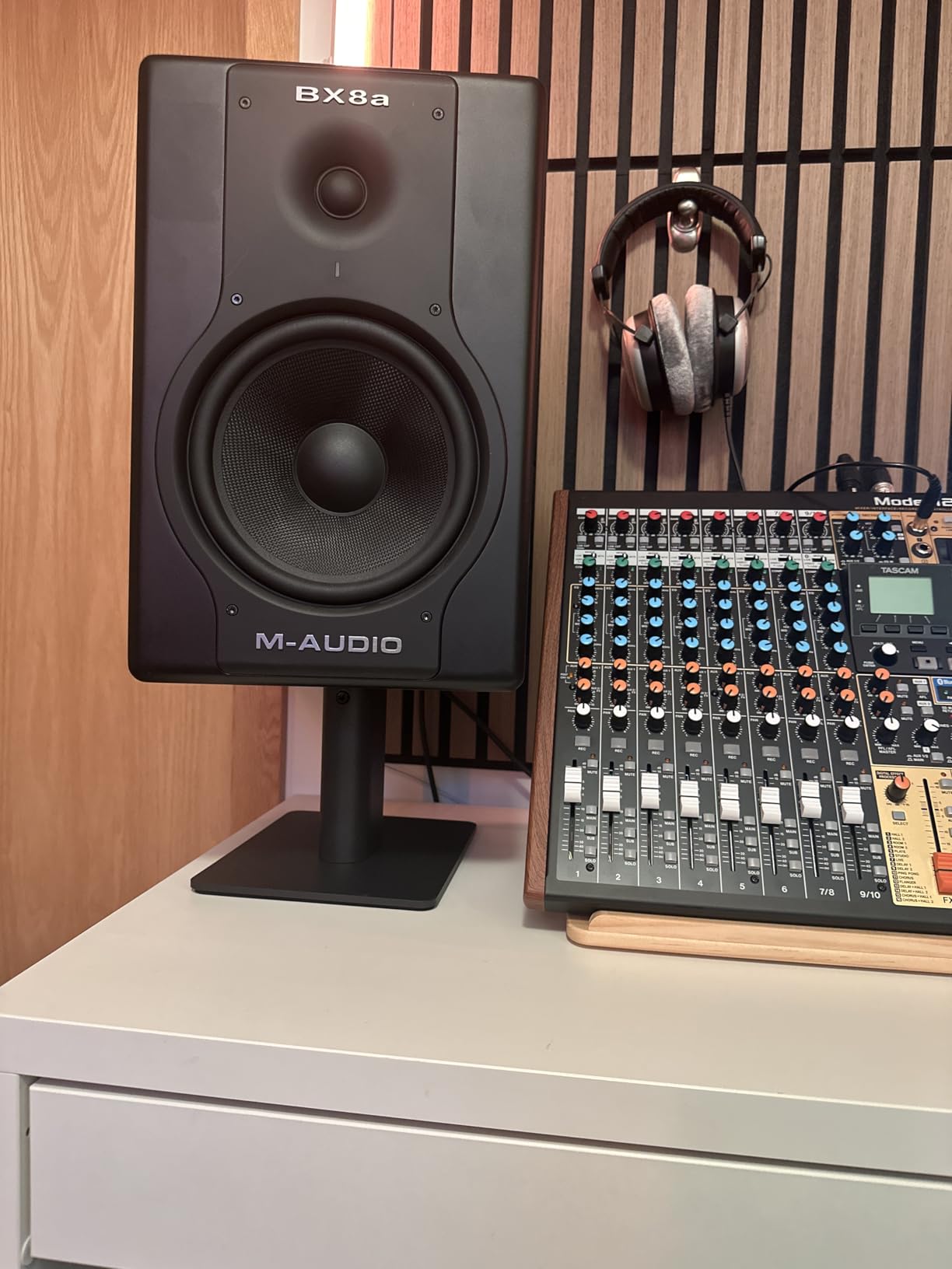 Kanto SP6HD Desktop Speaker Stands for Medium/Large Bookshelf Speakers & Mid-Size/Full-Size 4